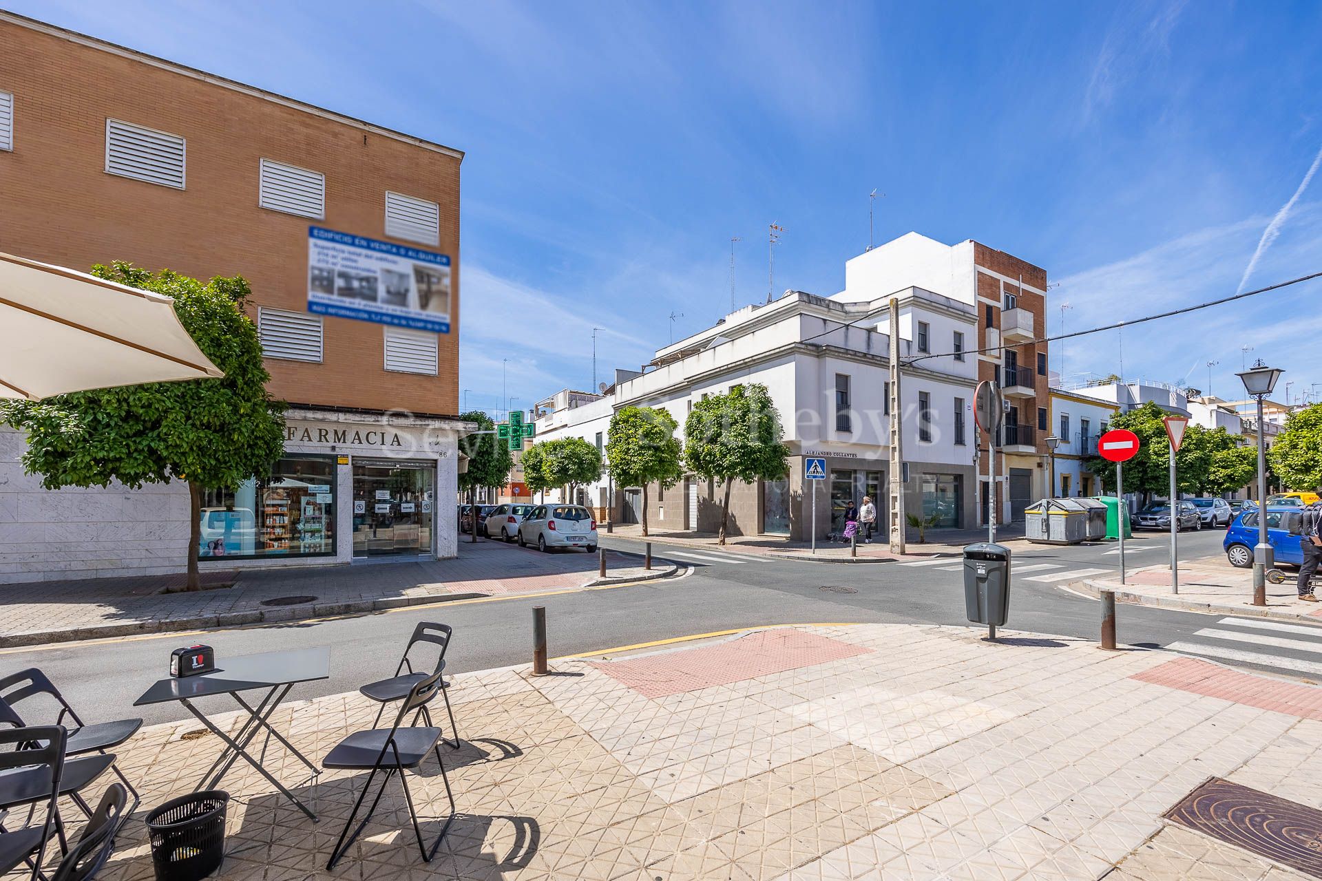 A three-story house with a small rooftop terrace located in Nervión.