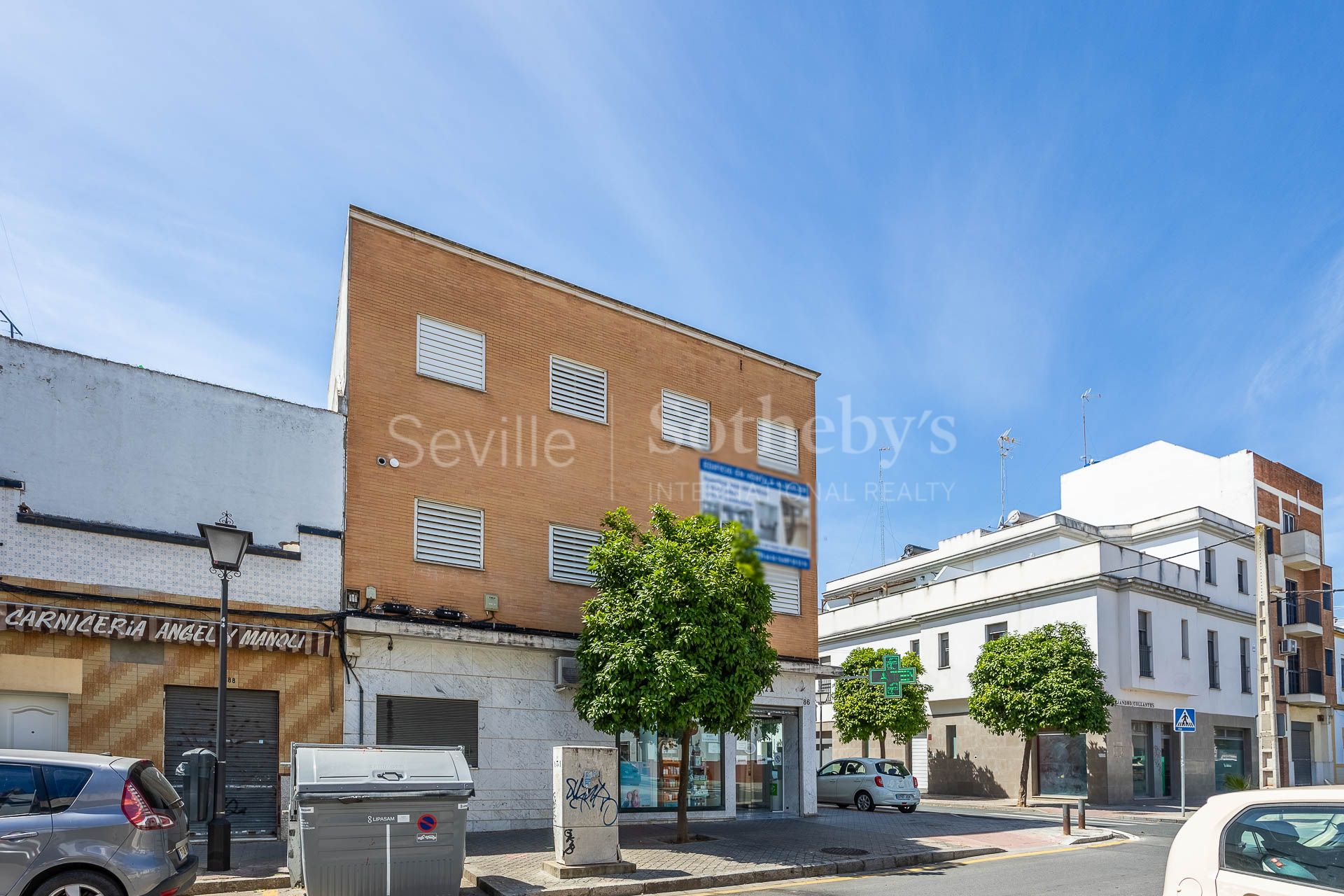 A three-story house with a small rooftop terrace located in Nervión.