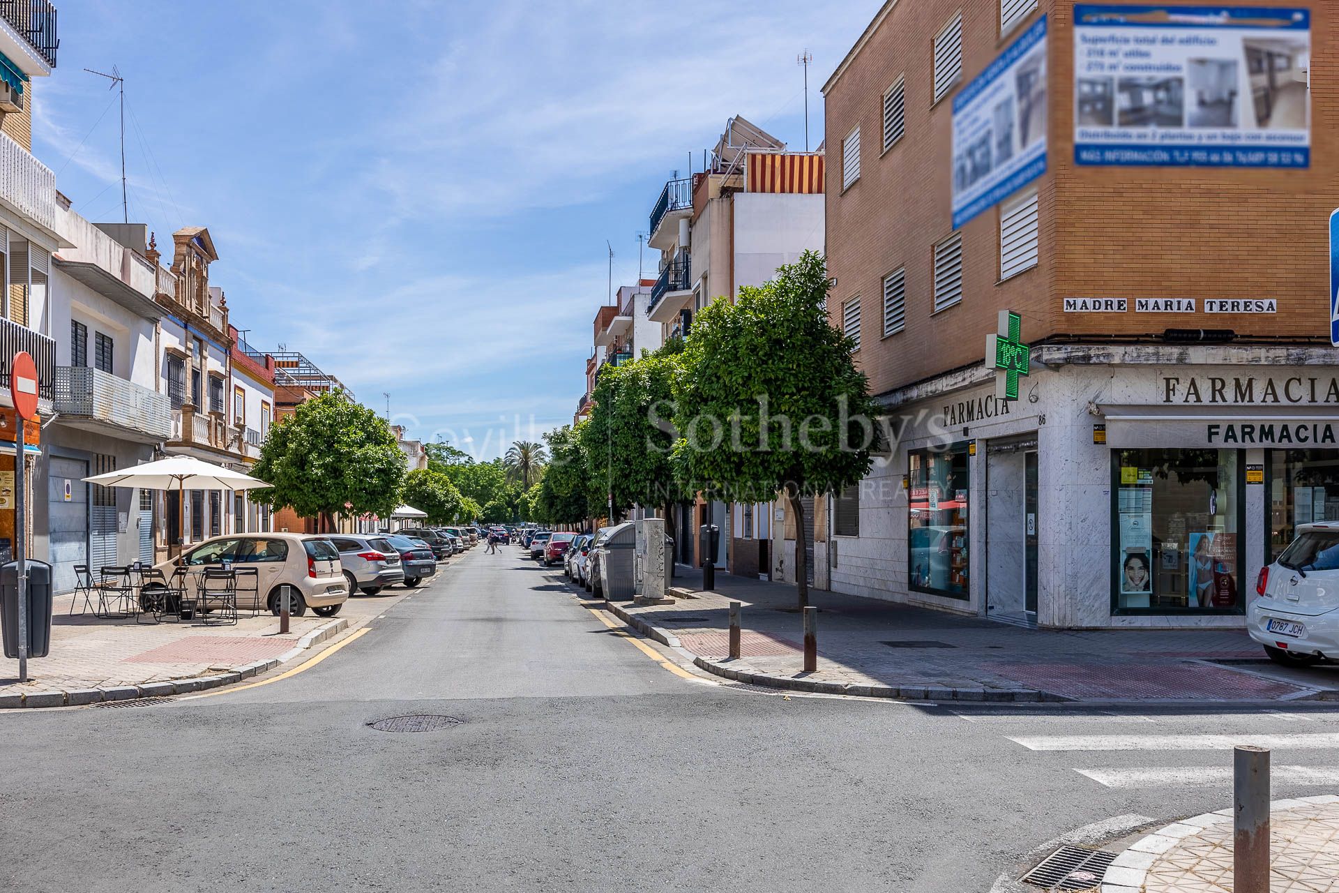 A three-story house with a small rooftop terrace located in Nervión.