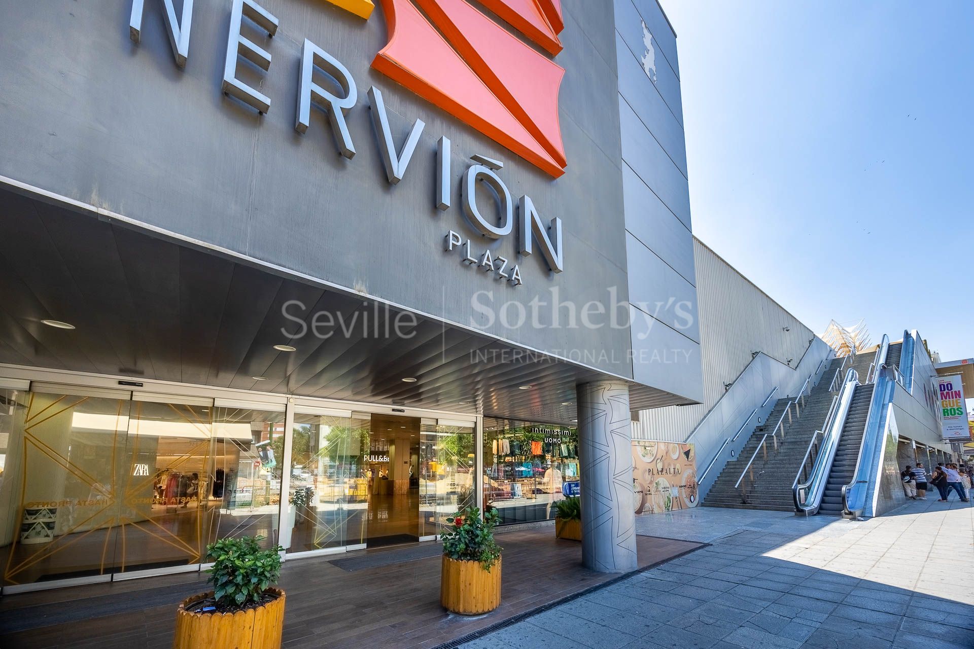 A three-story house with a small rooftop terrace located in Nervión.