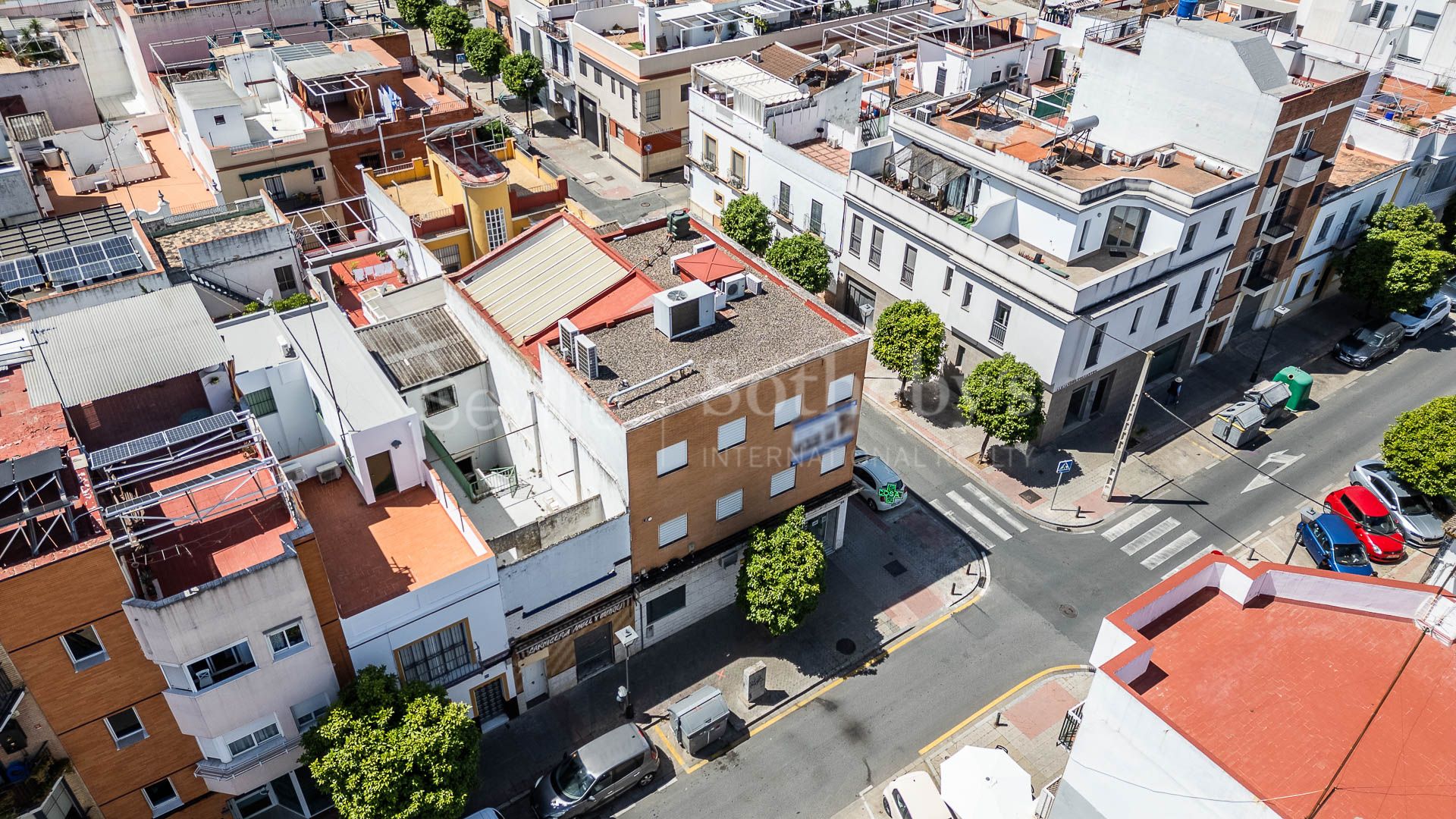 A three-story house with a small rooftop terrace located in Nervión.