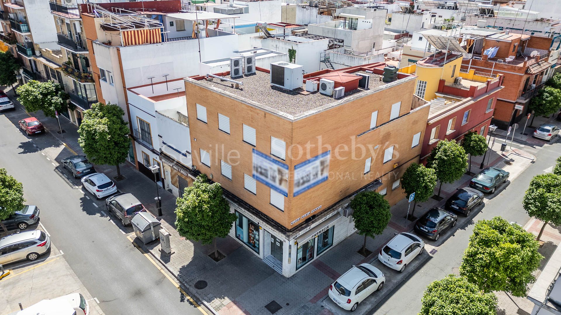 A three-story house with a small rooftop terrace located in Nervión.