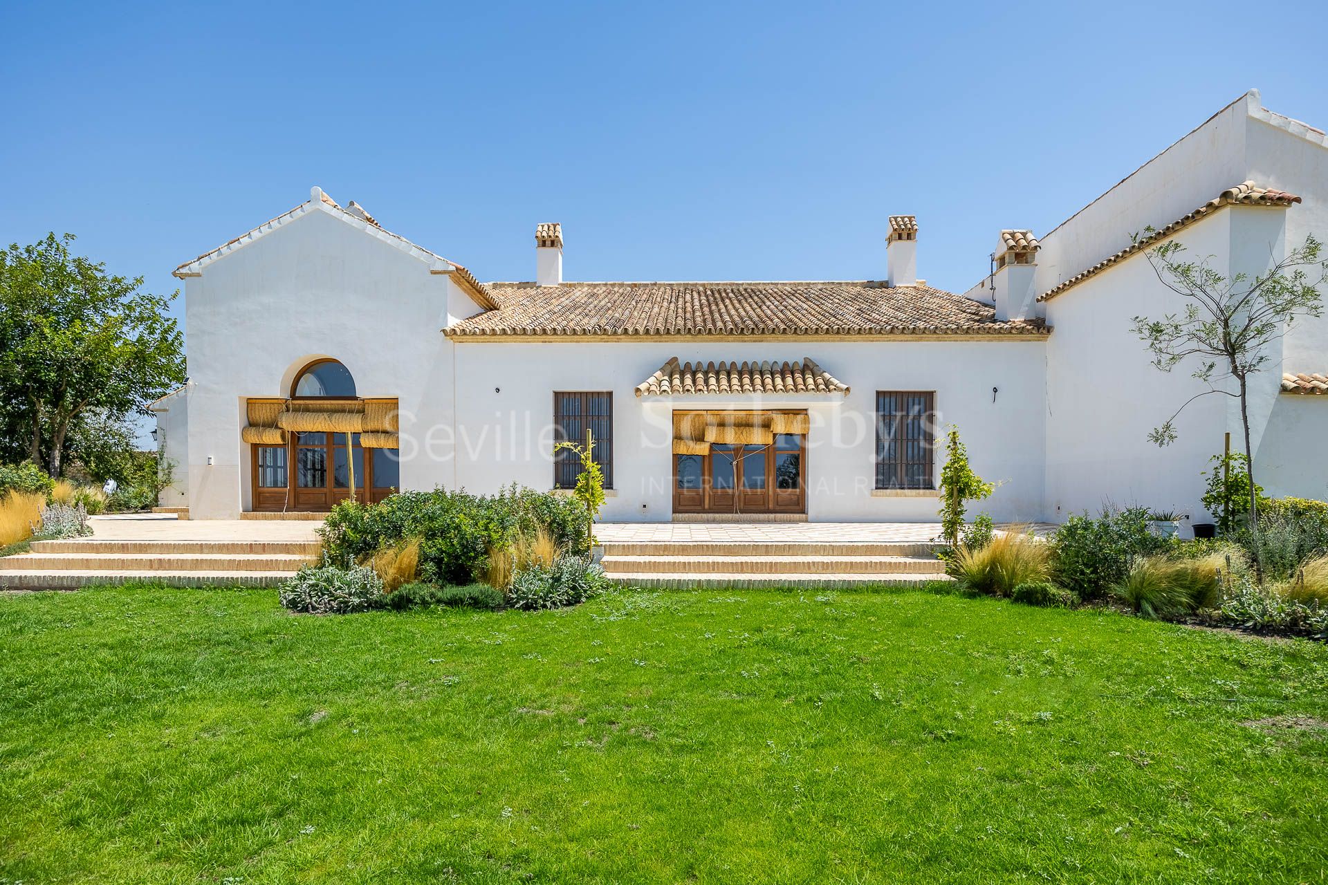 Cortijo Los Ojuelos, renovated in 2022, with a pool and event area.