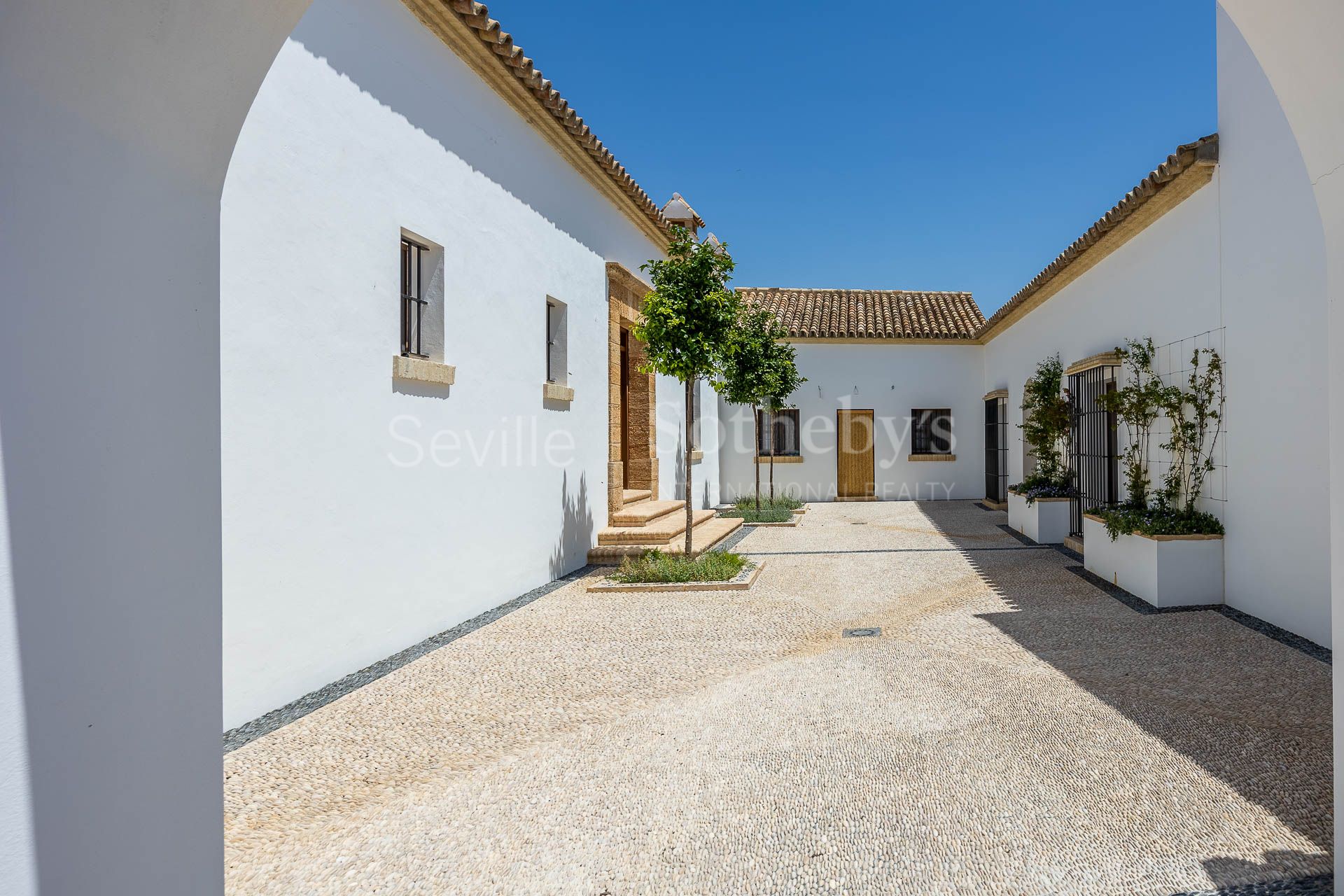 Cortijo Los Ojuelos, renovated in 2022, with a pool and event area.