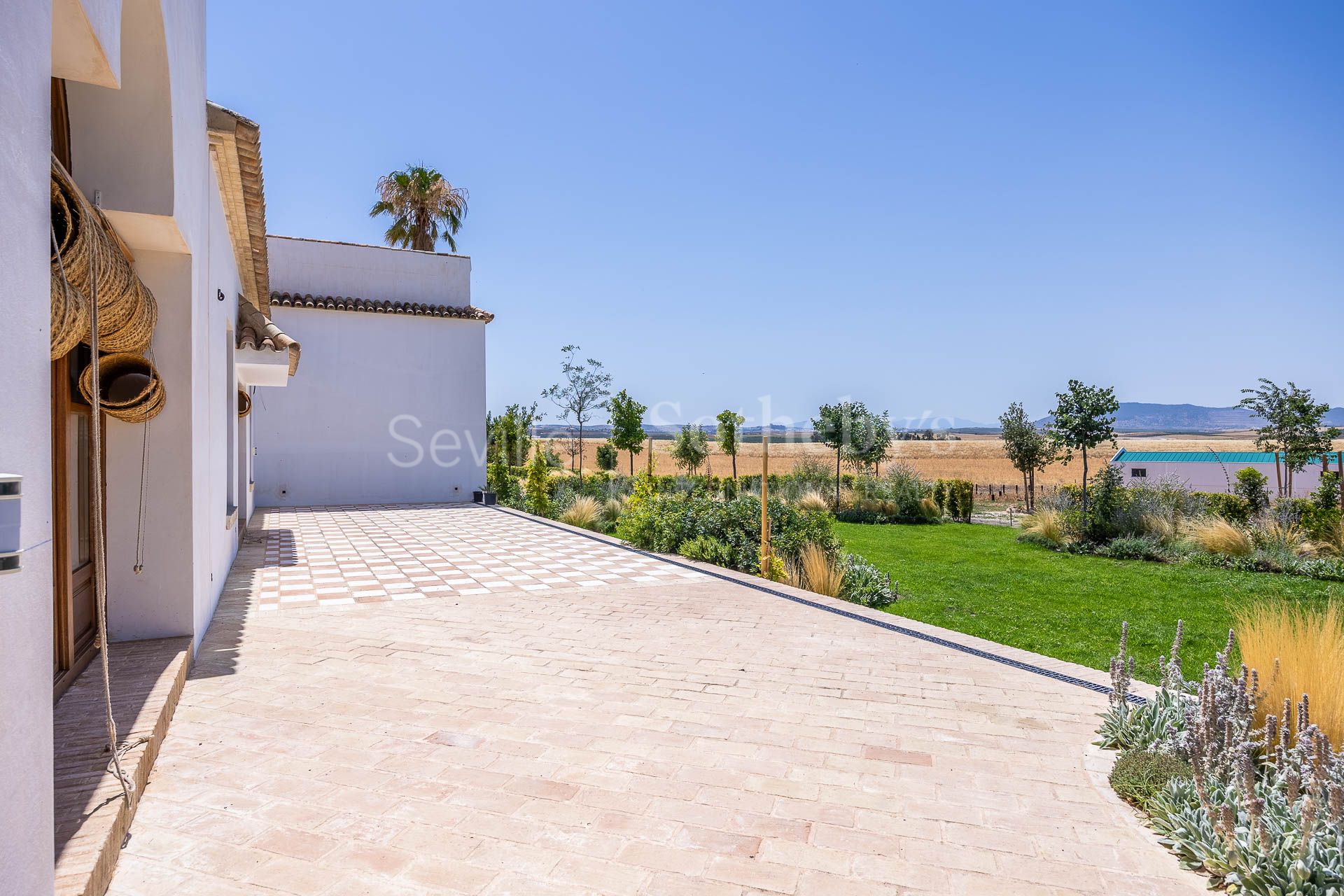 Cortijo Los Ojuelos, renovated in 2022, with a pool and event area.