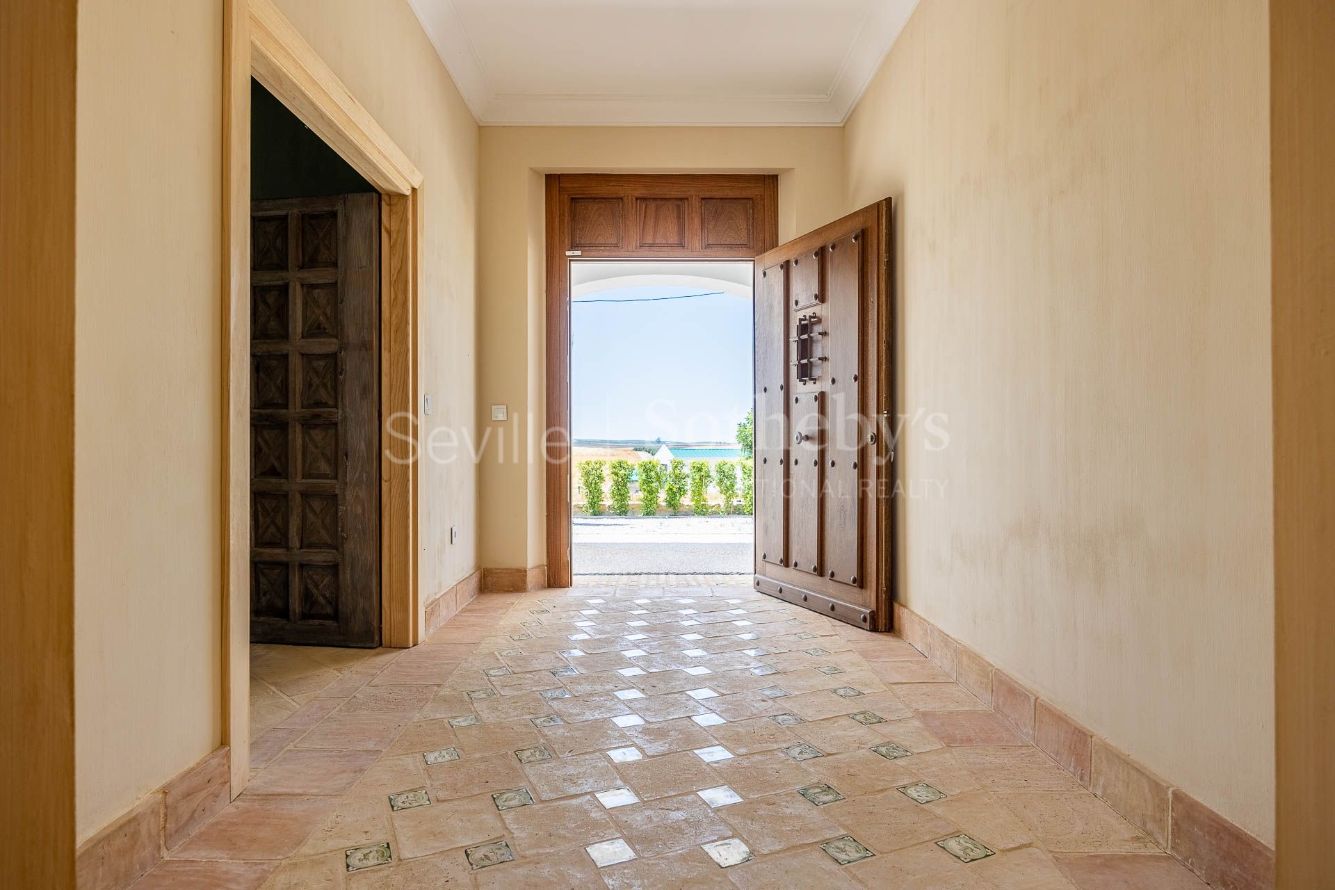 Cortijo Los Ojuelos, renovated in 2022, with a pool and event area.