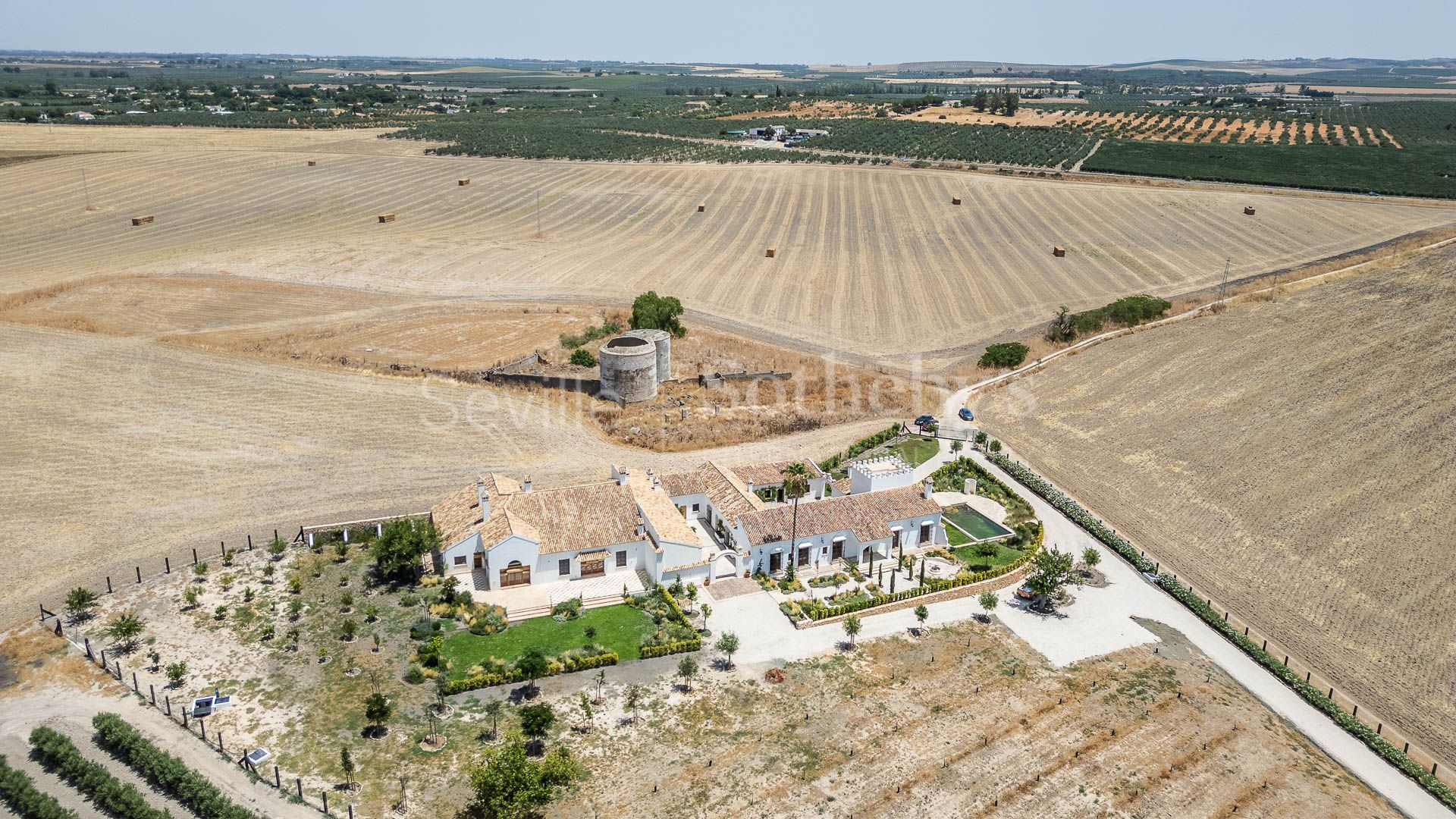 Cortijo Los Ojuelos, renovated in 2022, with a pool and event area.