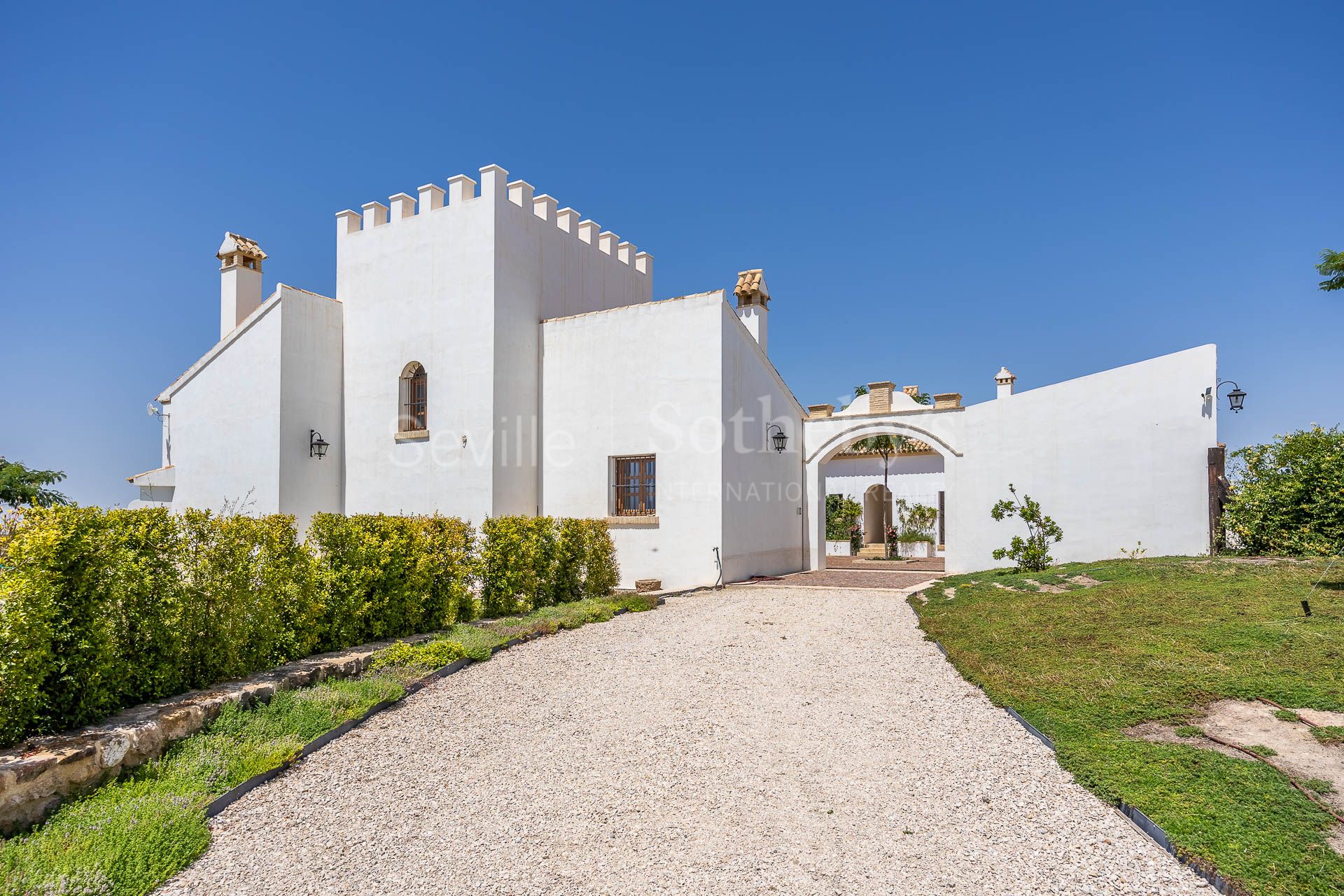 Cortijo Los Ojuelos, renovated in 2022, with a pool and event area.