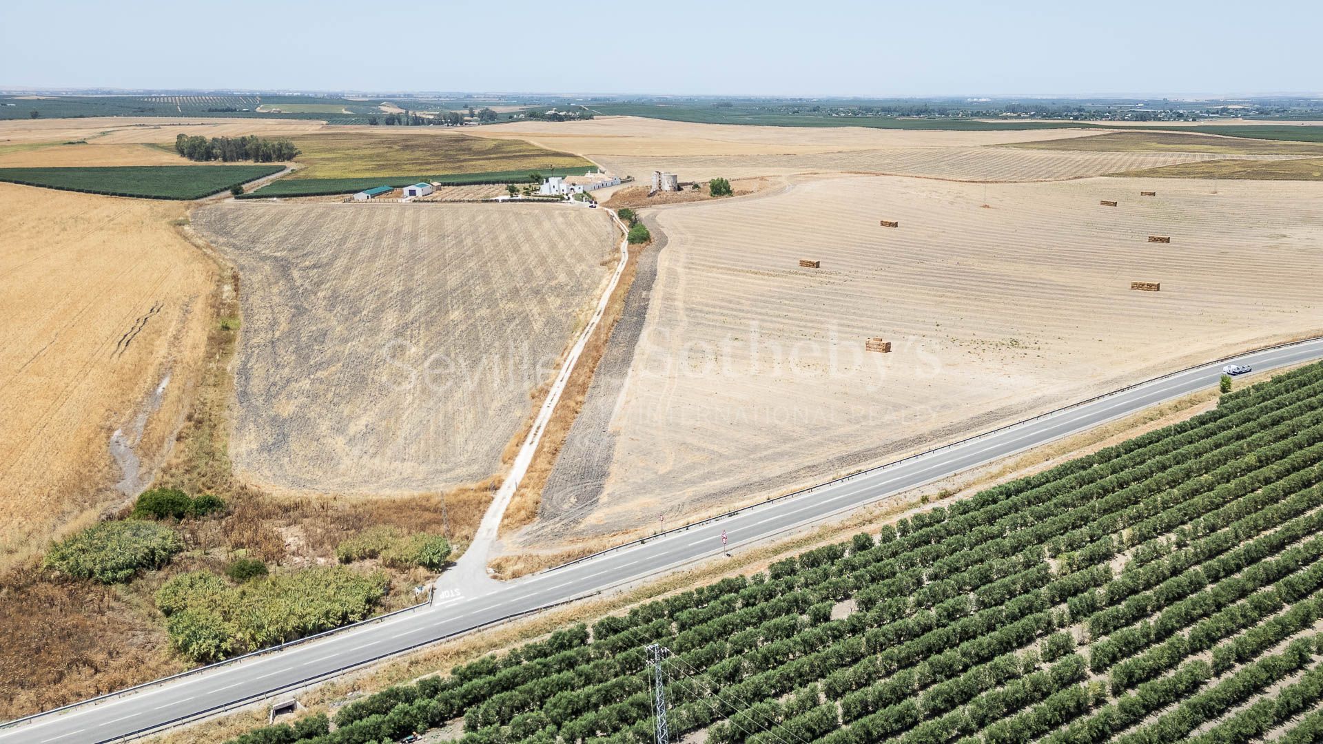 Cortijo Los Ojuelos, renovated in 2022, with a pool and event area.