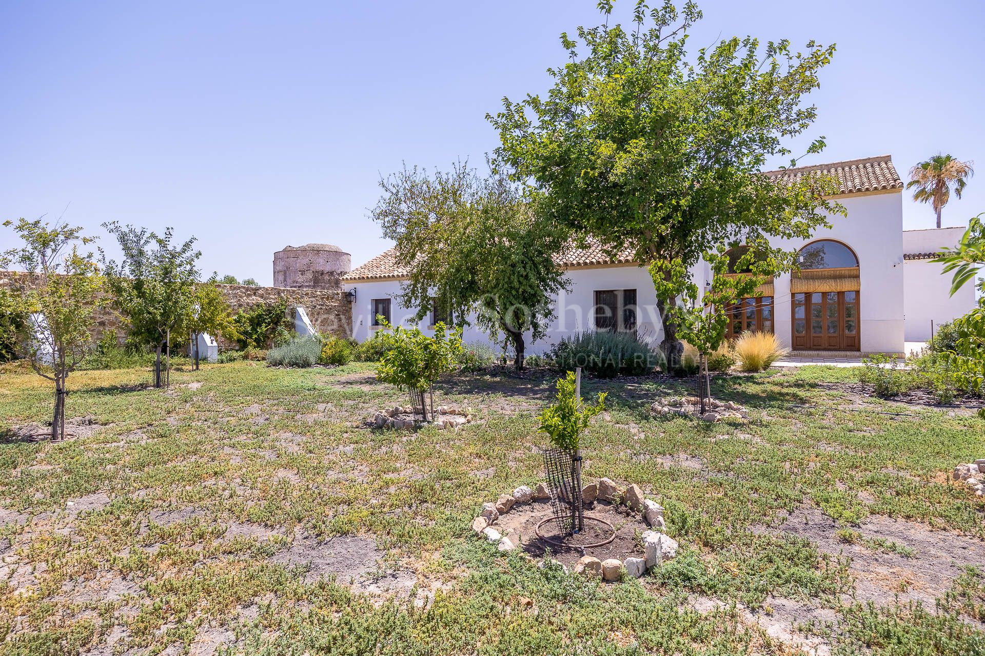 Cortijo Los Ojuelos, renovated in 2022, with a pool and event area.