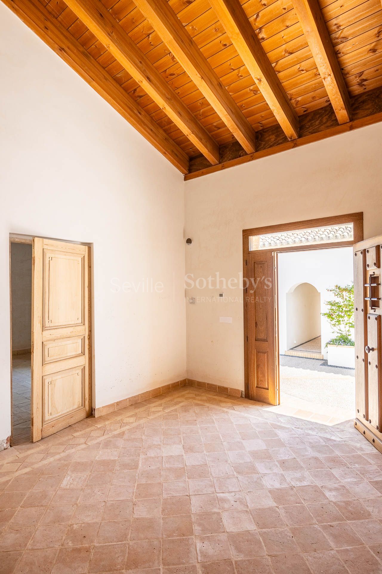 Cortijo Los Ojuelos, renovated in 2022, with a pool and event area.