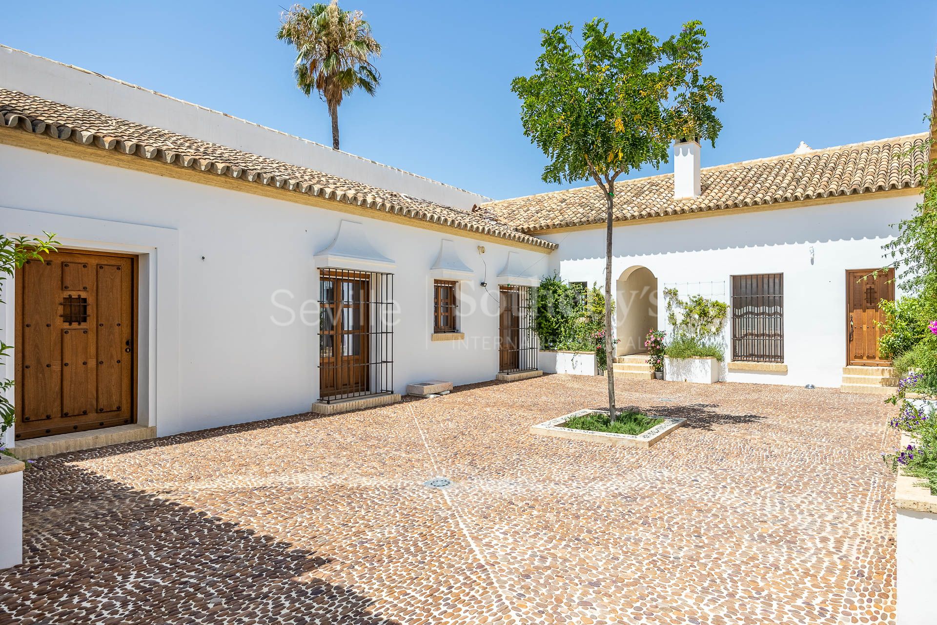 Cortijo Los Ojuelos, renovated in 2022, with a pool and event area.