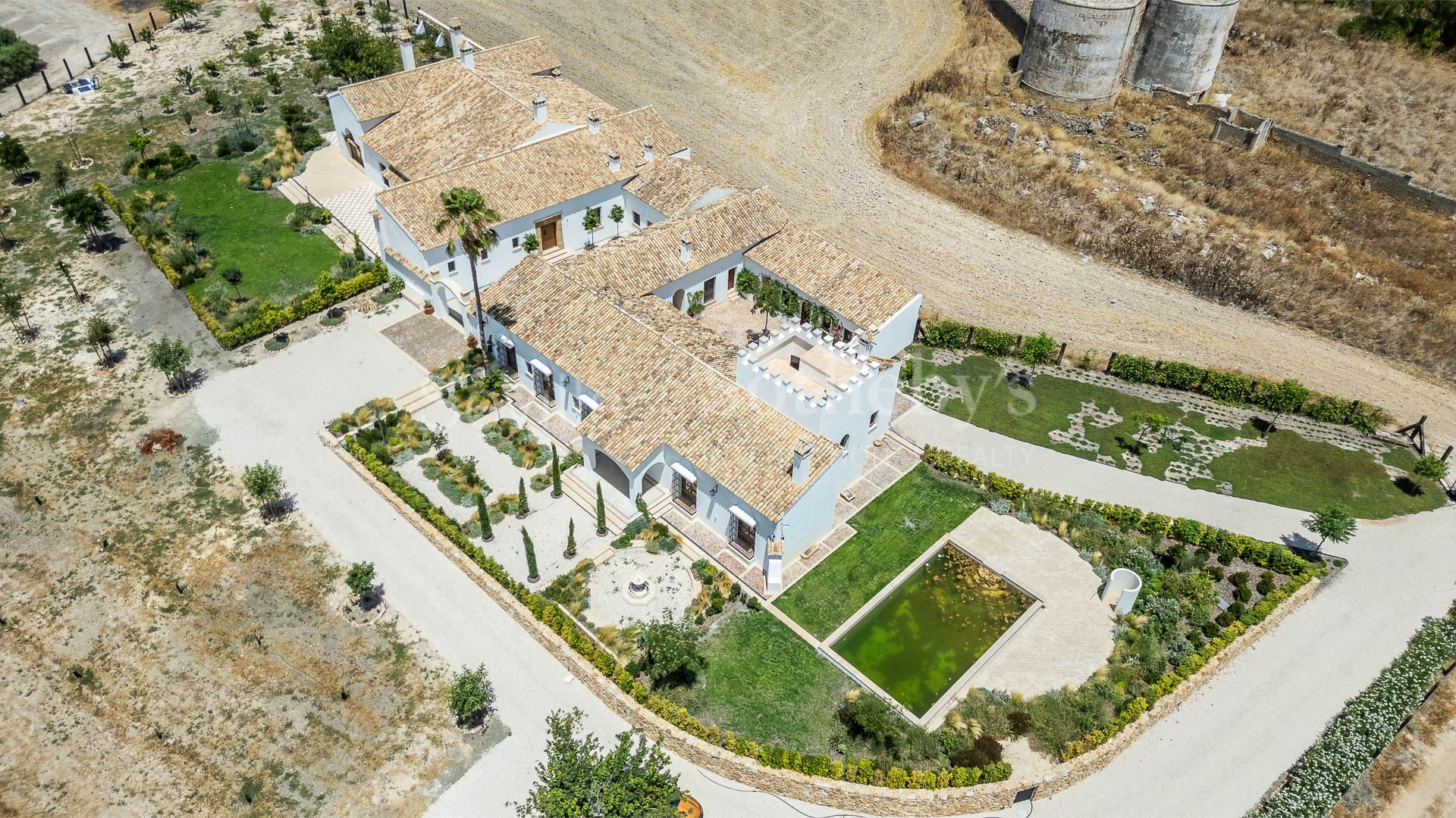 Cortijo Los Ojuelos, renovated in 2022, with a pool and event area.