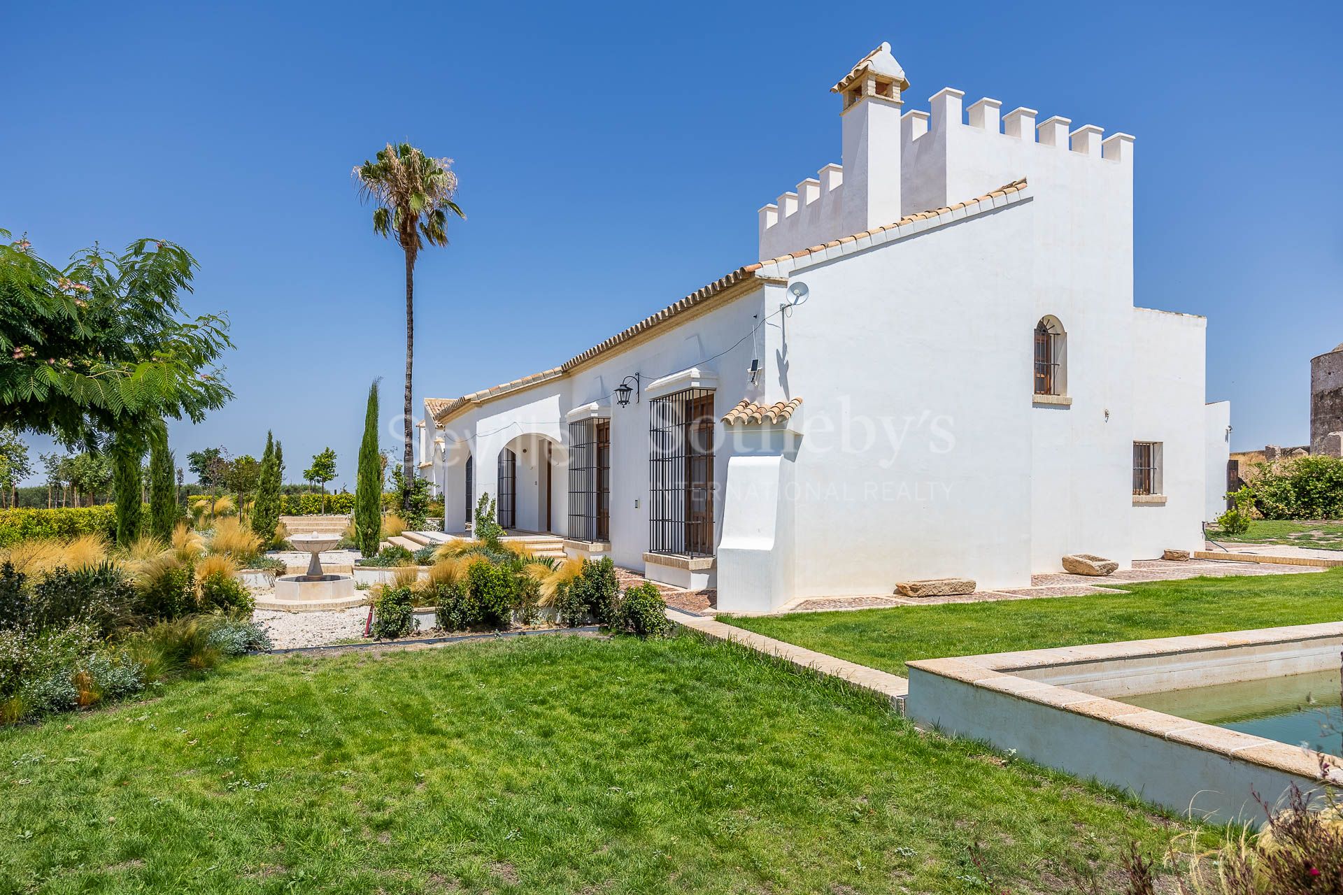 Cortijo Los Ojuelos, renovated in 2022, with a pool and event area.