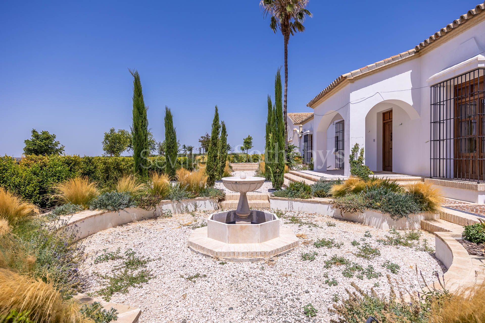 Cortijo Los Ojuelos, renovated in 2022, with a pool and event area.