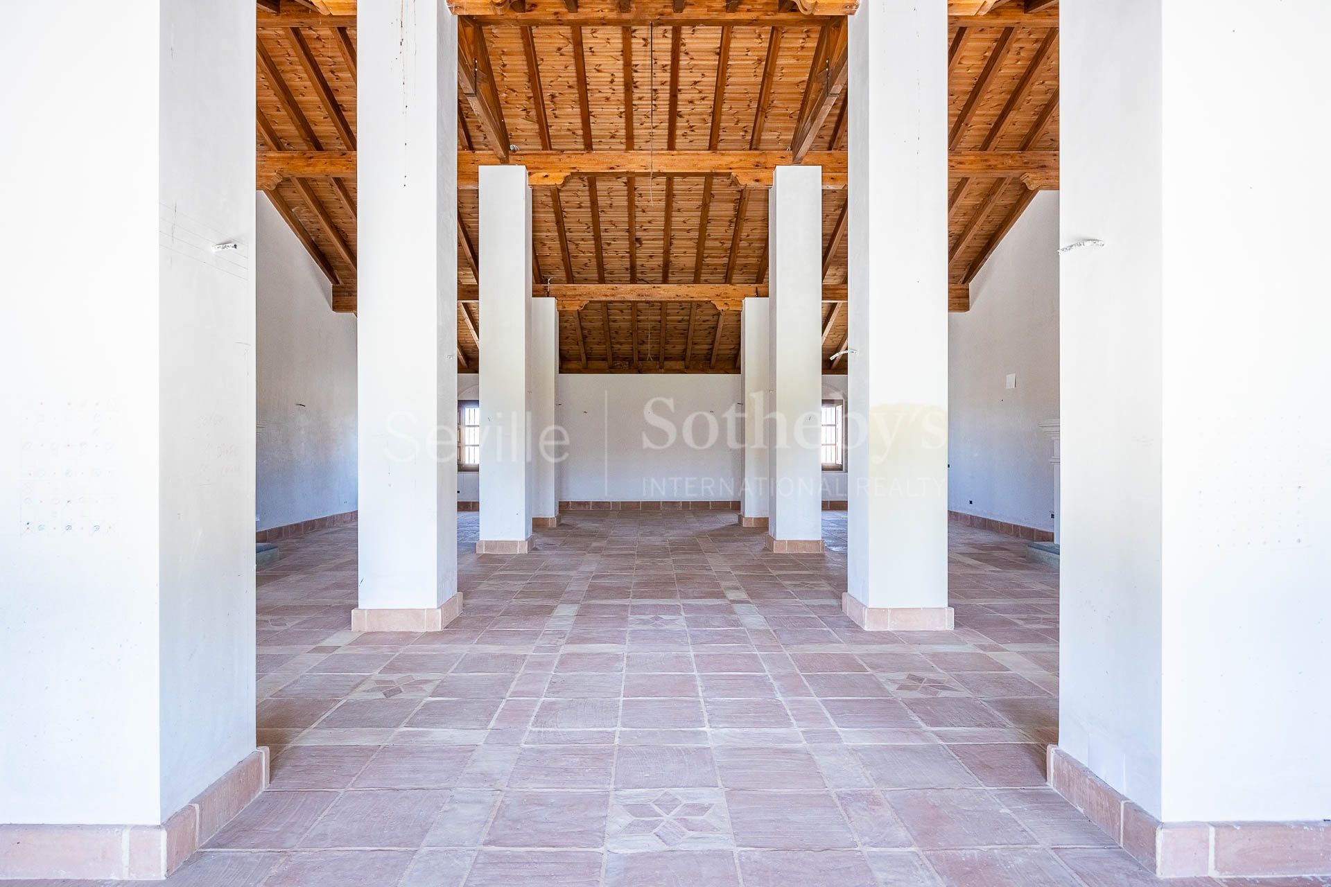 Cortijo Los Ojuelos, renovated in 2022, with a pool and event area.