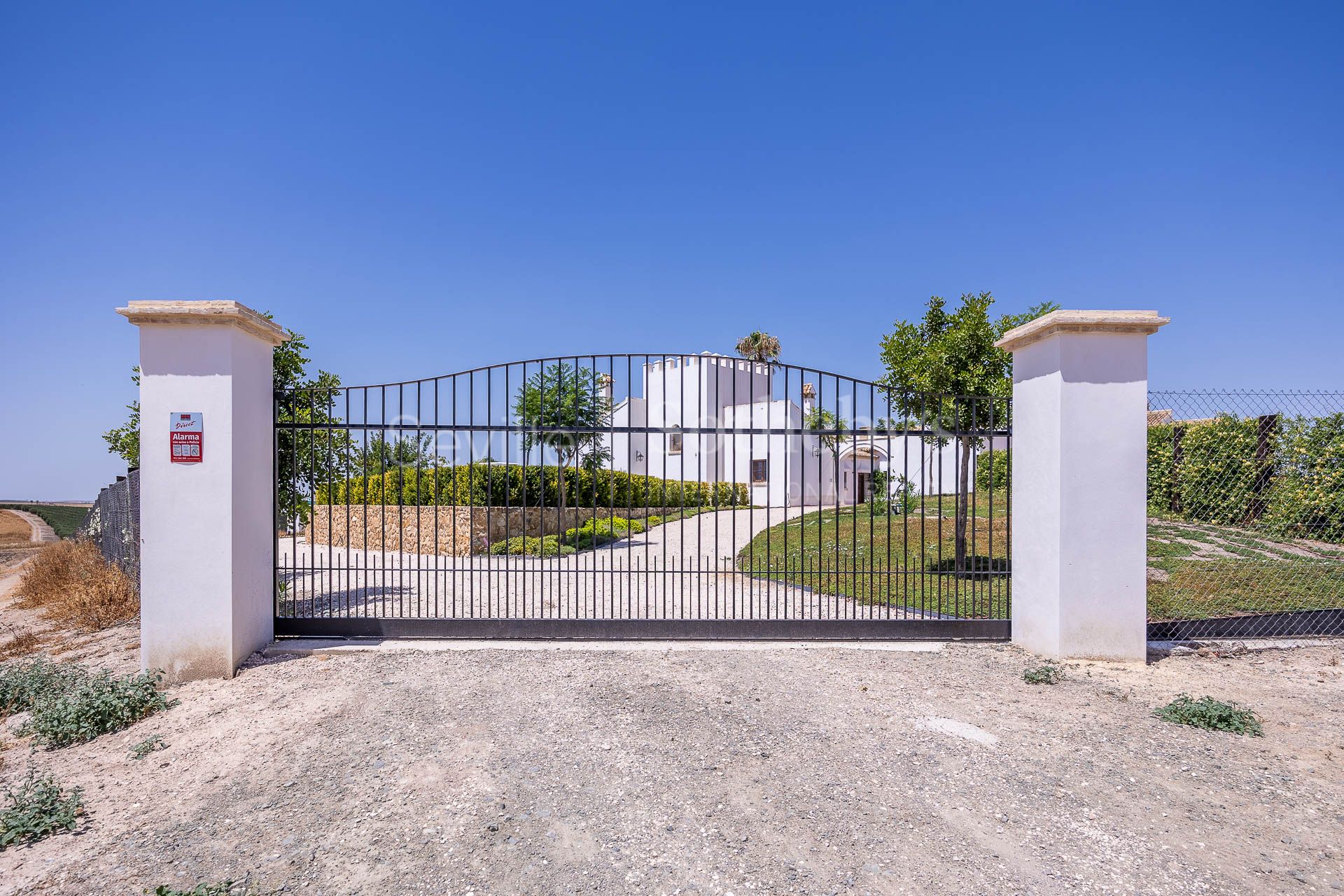 Cortijo Los Ojuelos, renovated in 2022, with a pool and event area.