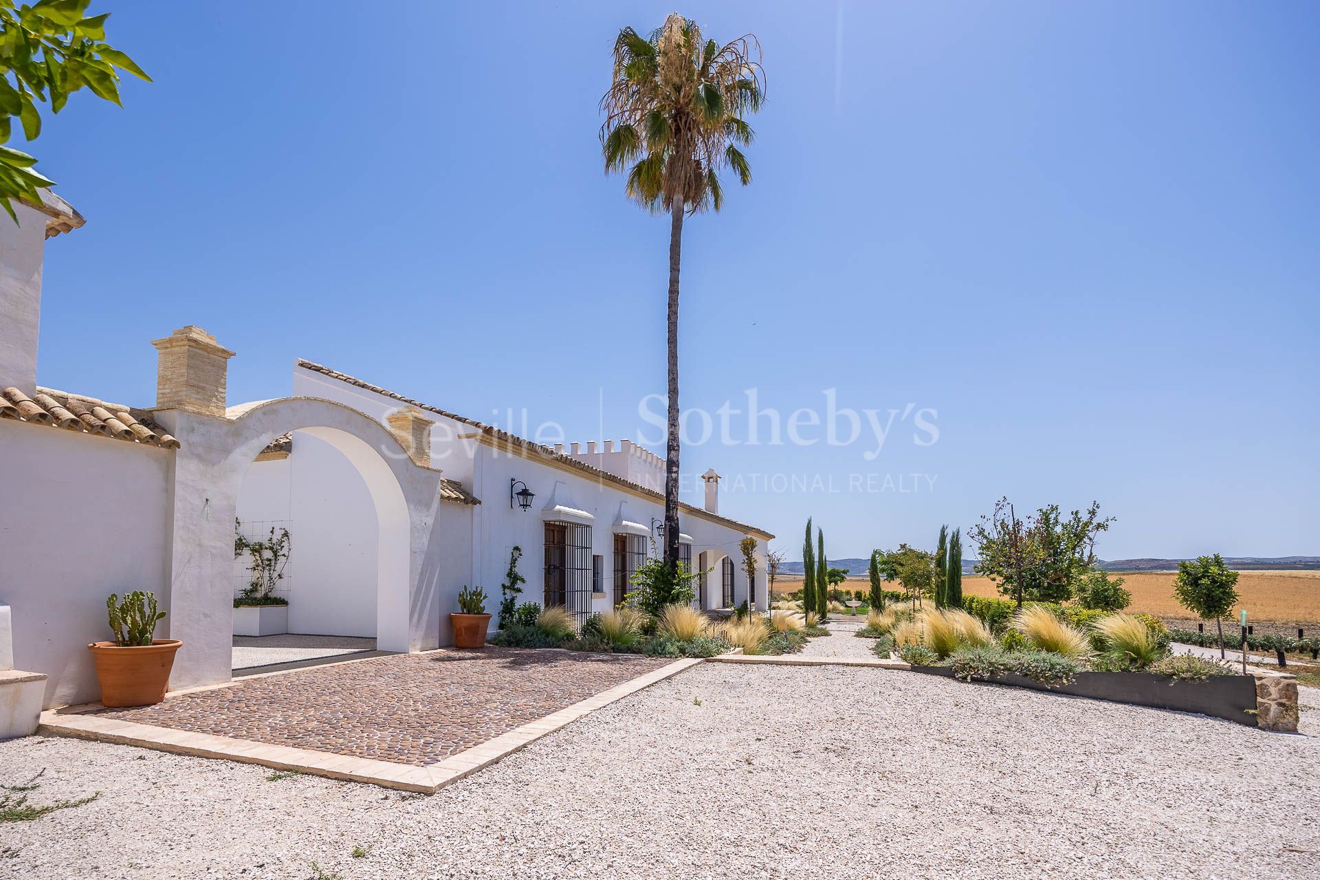 Cortijo Los Ojuelos, renovated in 2022, with a pool and event area.