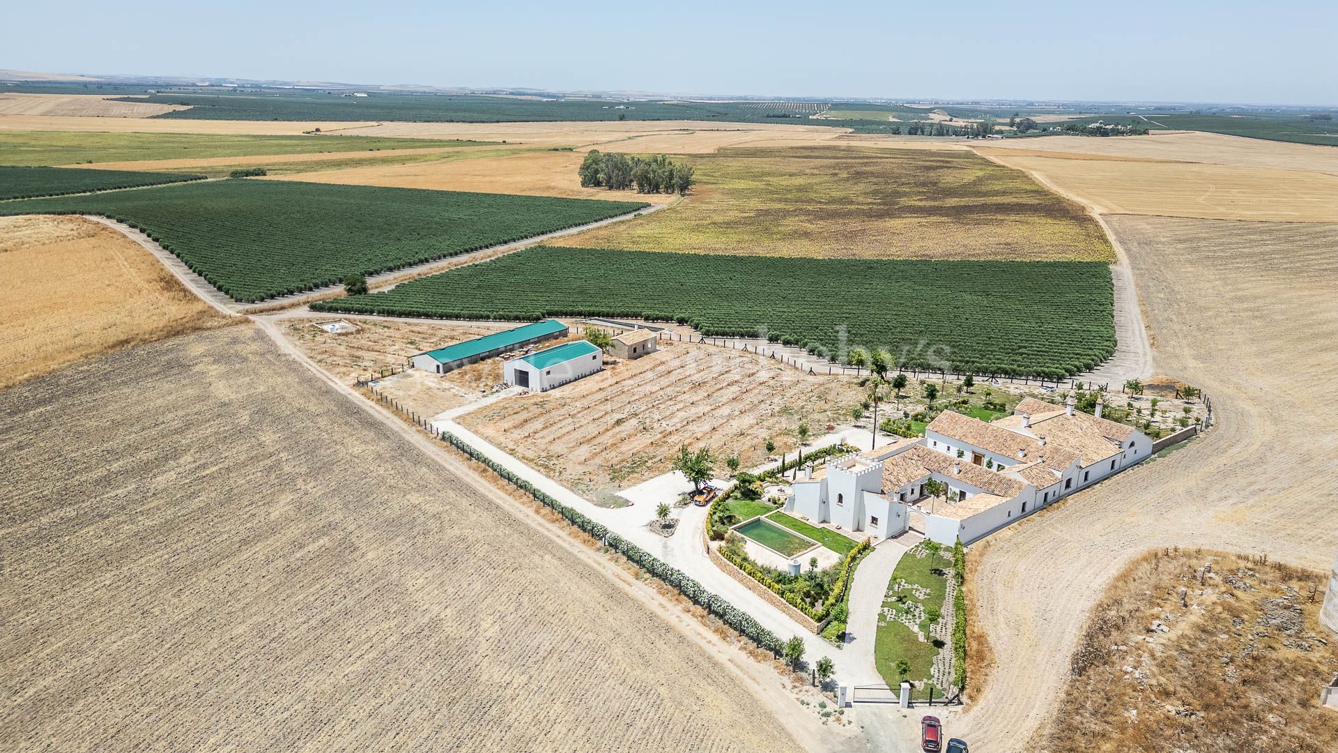 Cortijo Los Ojuelos, renovated in 2022, with a pool and event area.