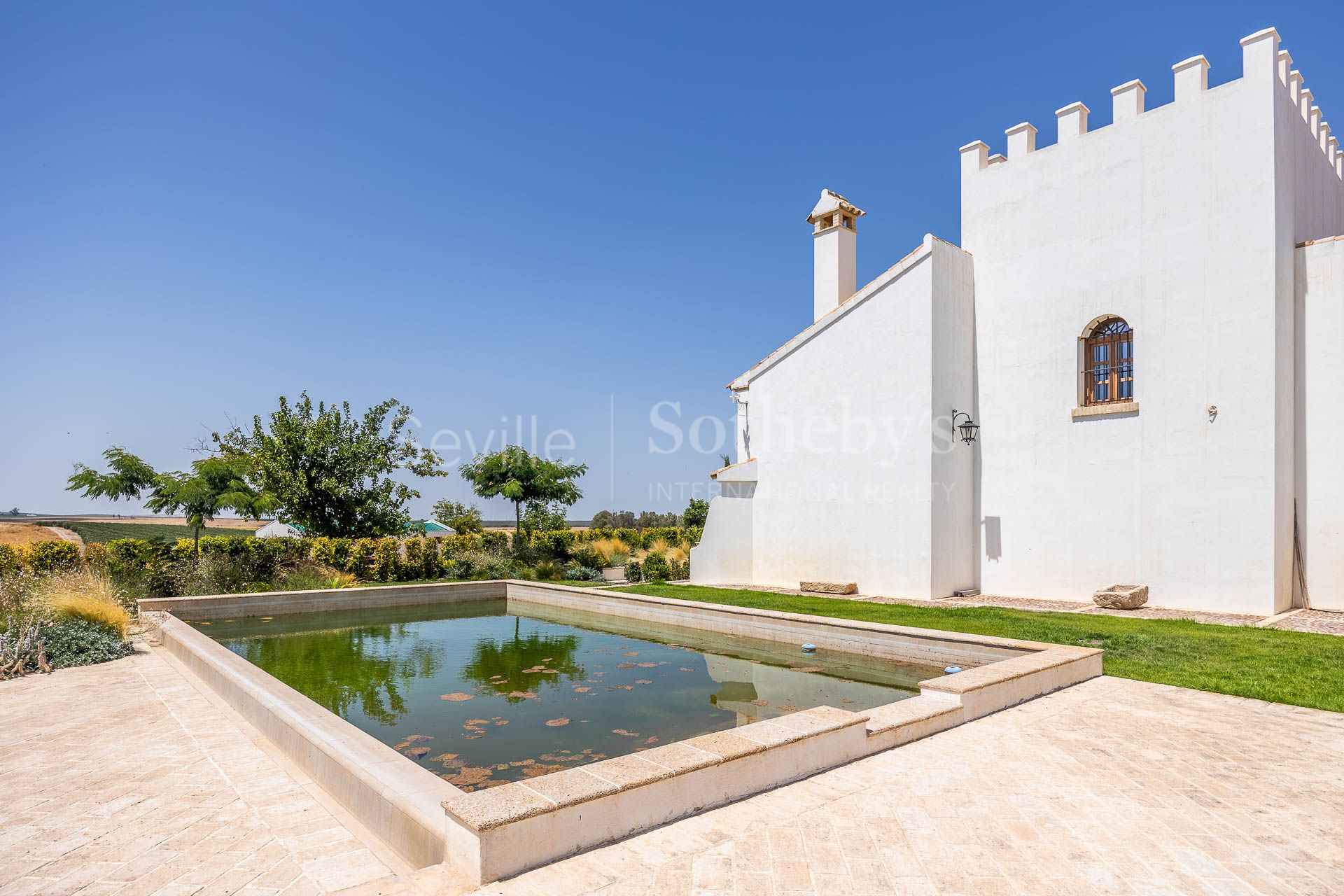 Cortijo Los Ojuelos, renovated in 2022, with a pool and event area.