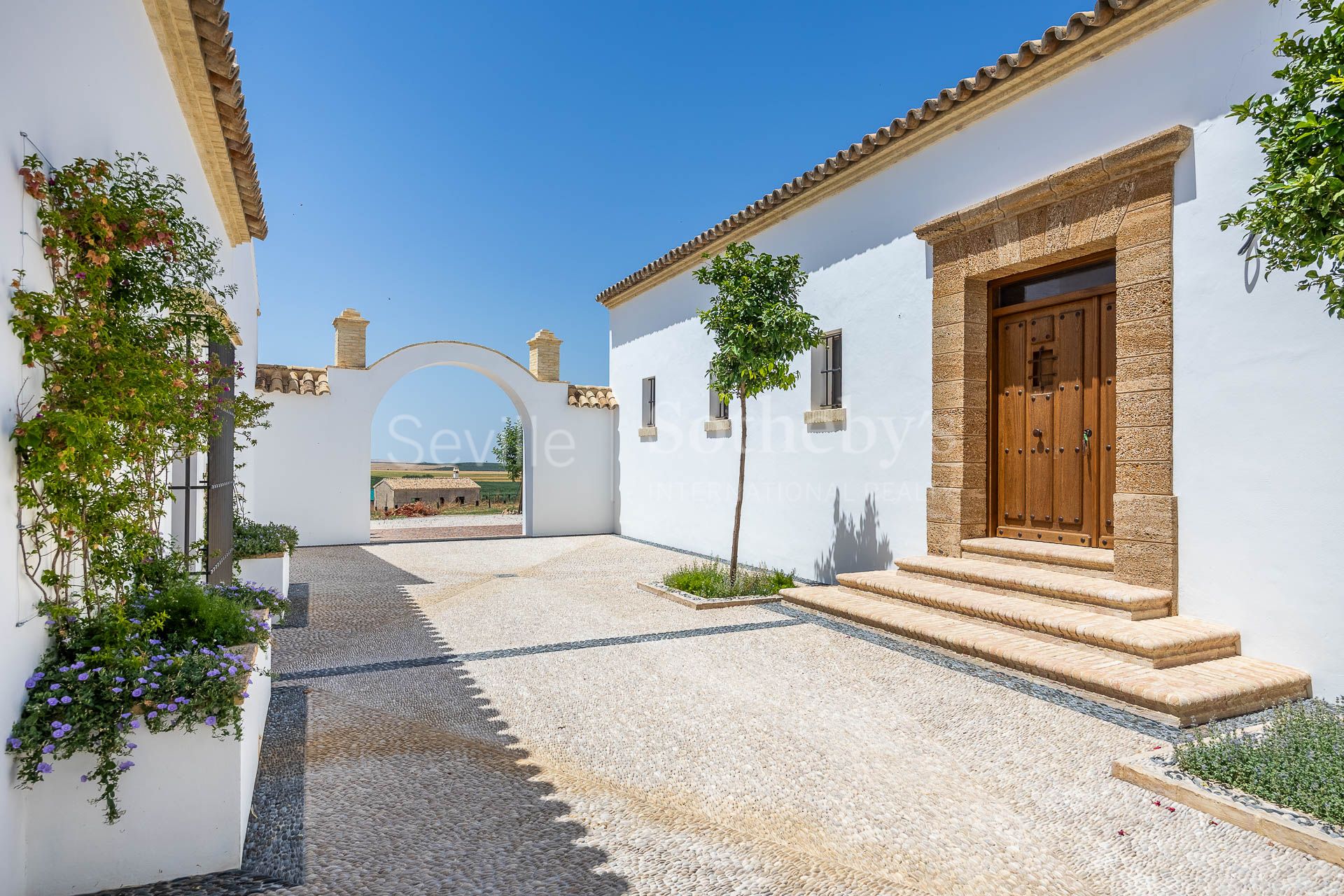 Cortijo Los Ojuelos, renovated in 2022, with a pool and event area.