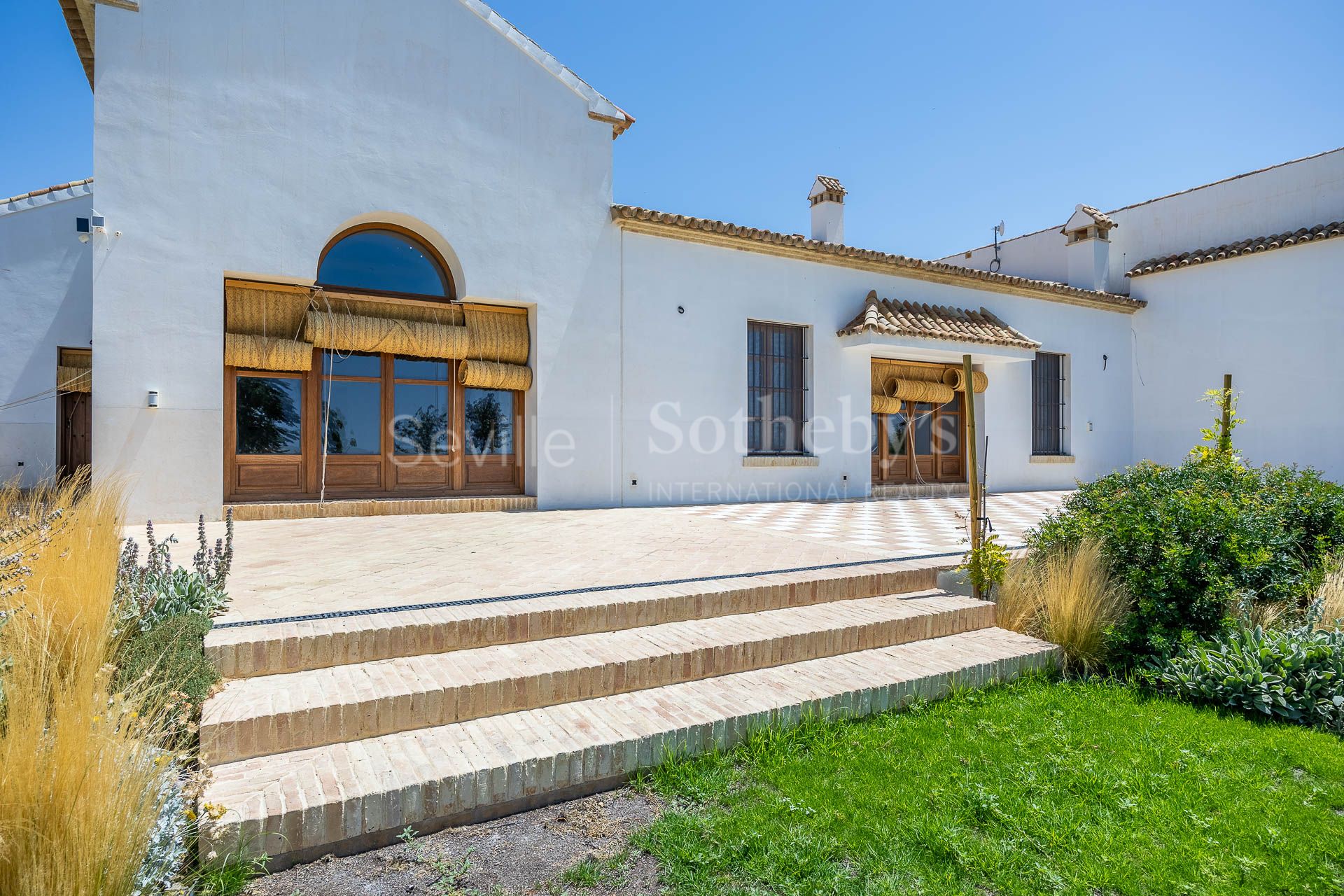 Cortijo Los Ojuelos, renovated in 2022, with a pool and event area.