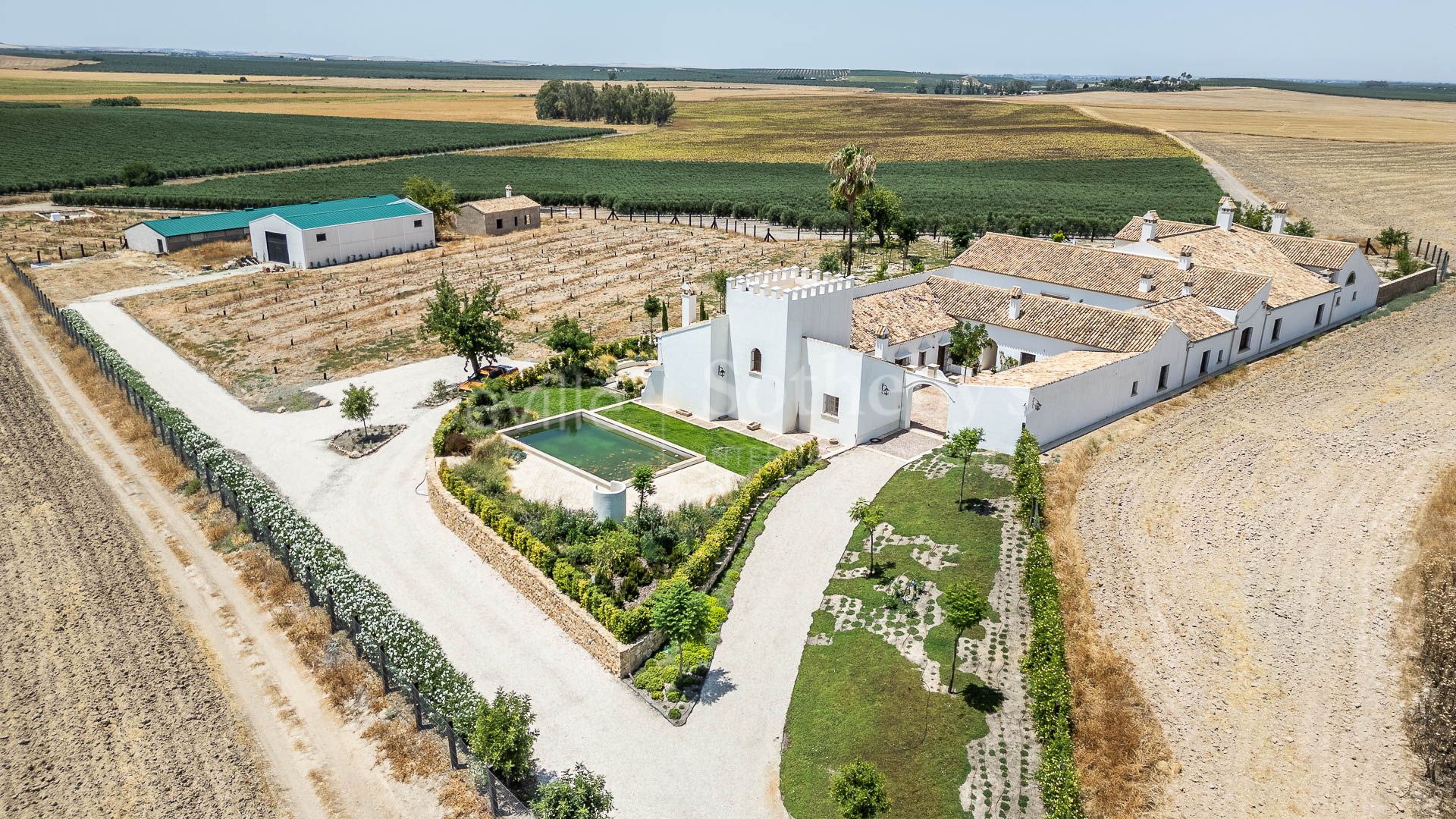 Cortijo Los Ojuelos, renovated in 2022, with a pool and event area.