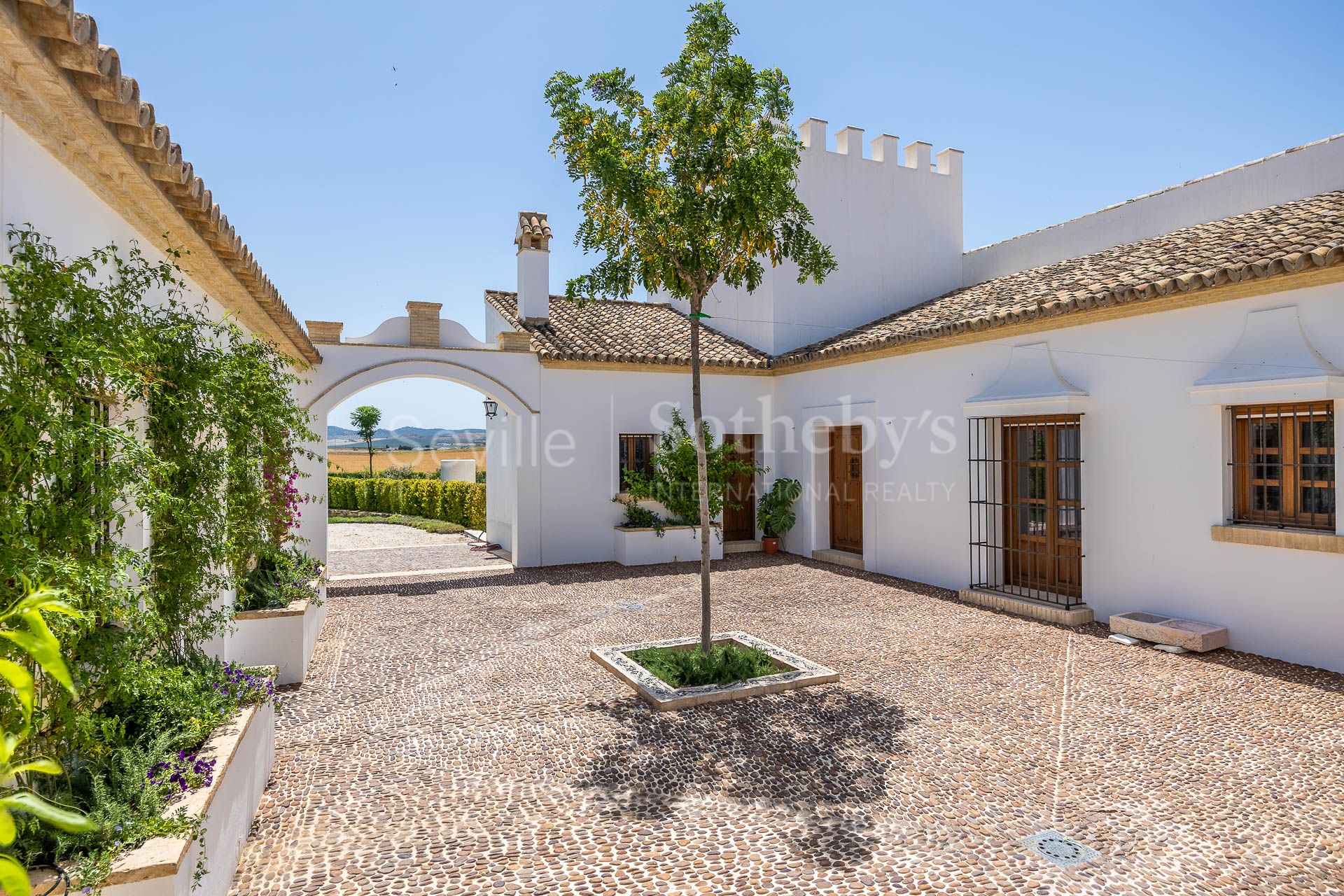 Cortijo Los Ojuelos, renovated in 2022, with a pool and event area.