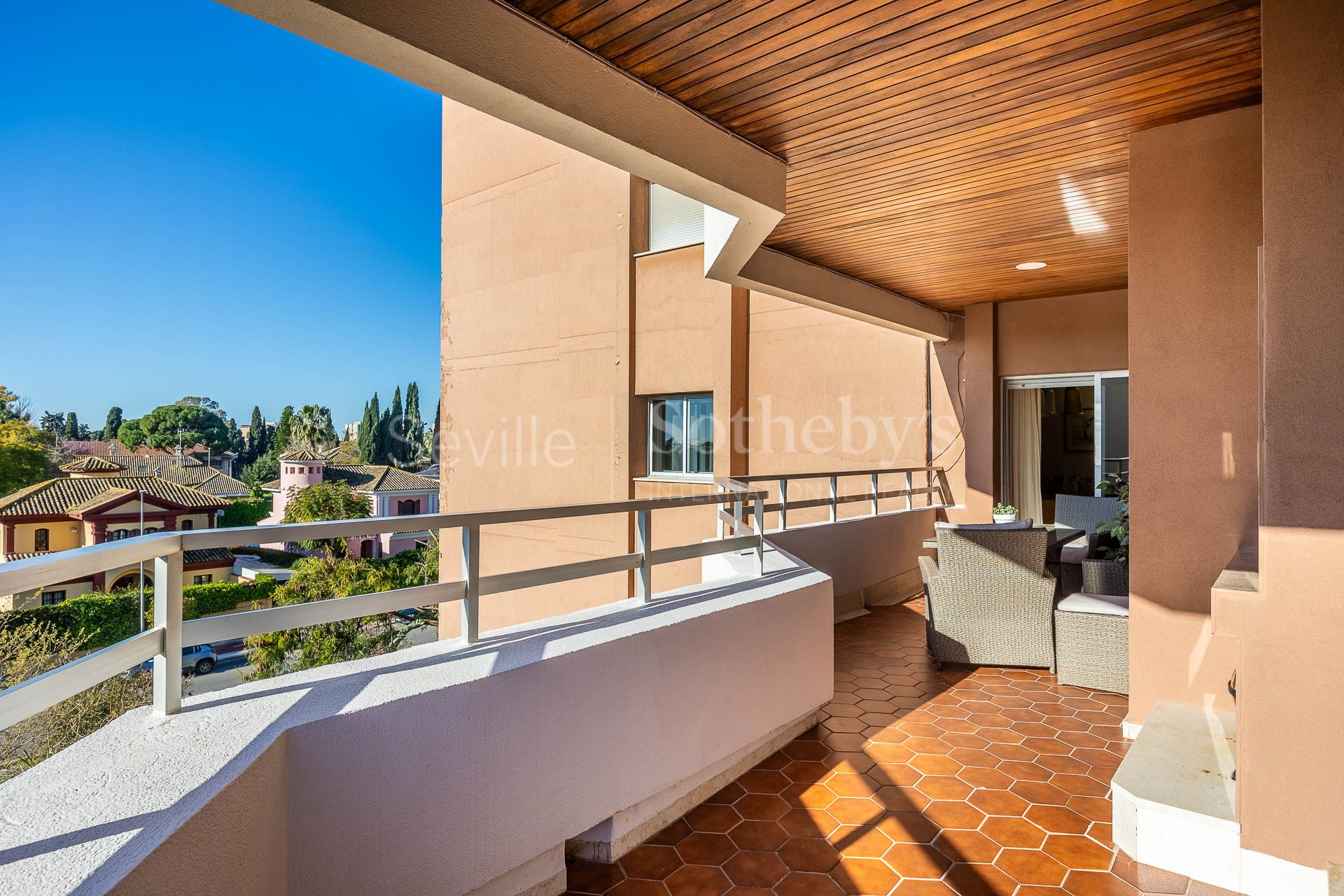 Stately apartment located in an emblematic building of modern architecture