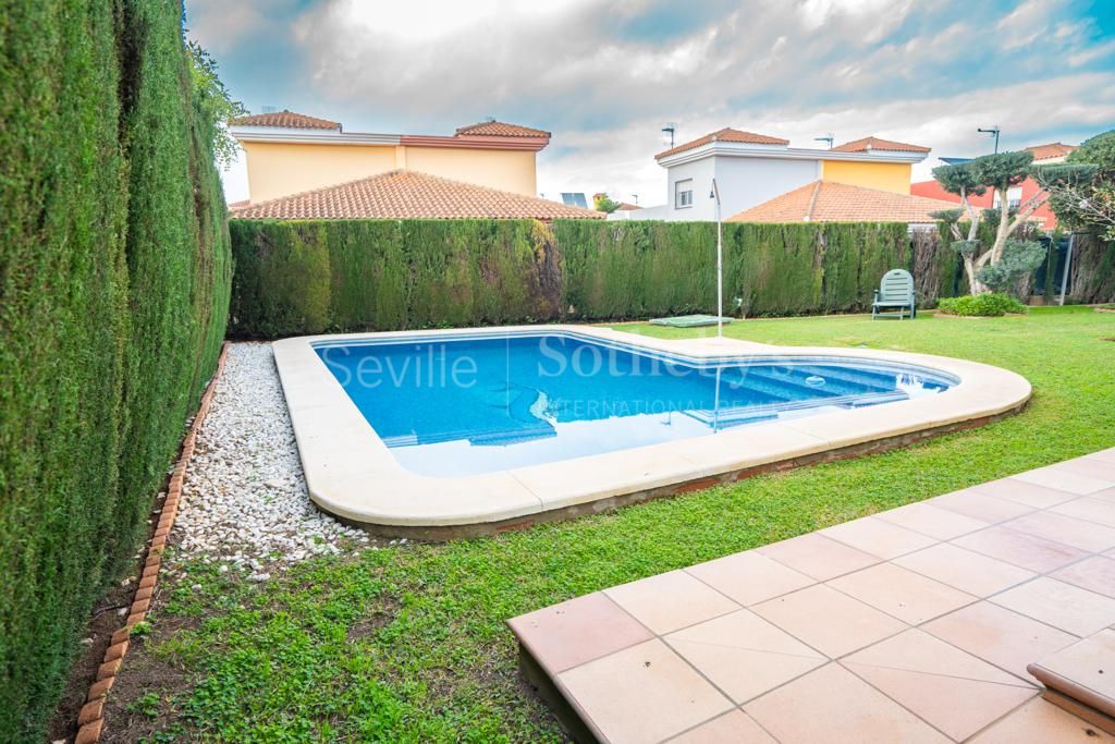 Detached House with a pool in Mairena del Aljarafe.