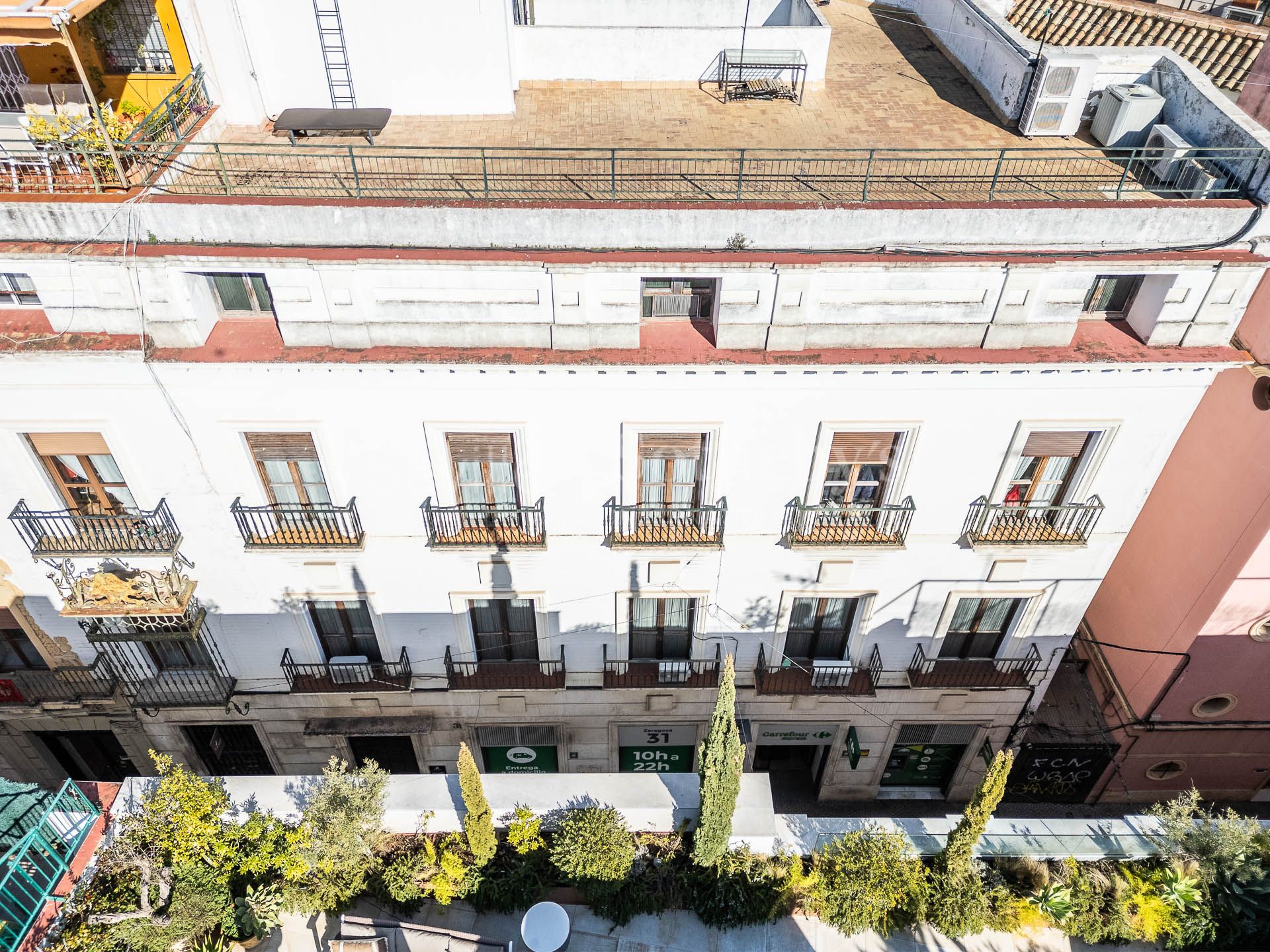 Inmueble ubicado en el centro de Sevilla con destacados balcones orientados a la calle Zaragoza.