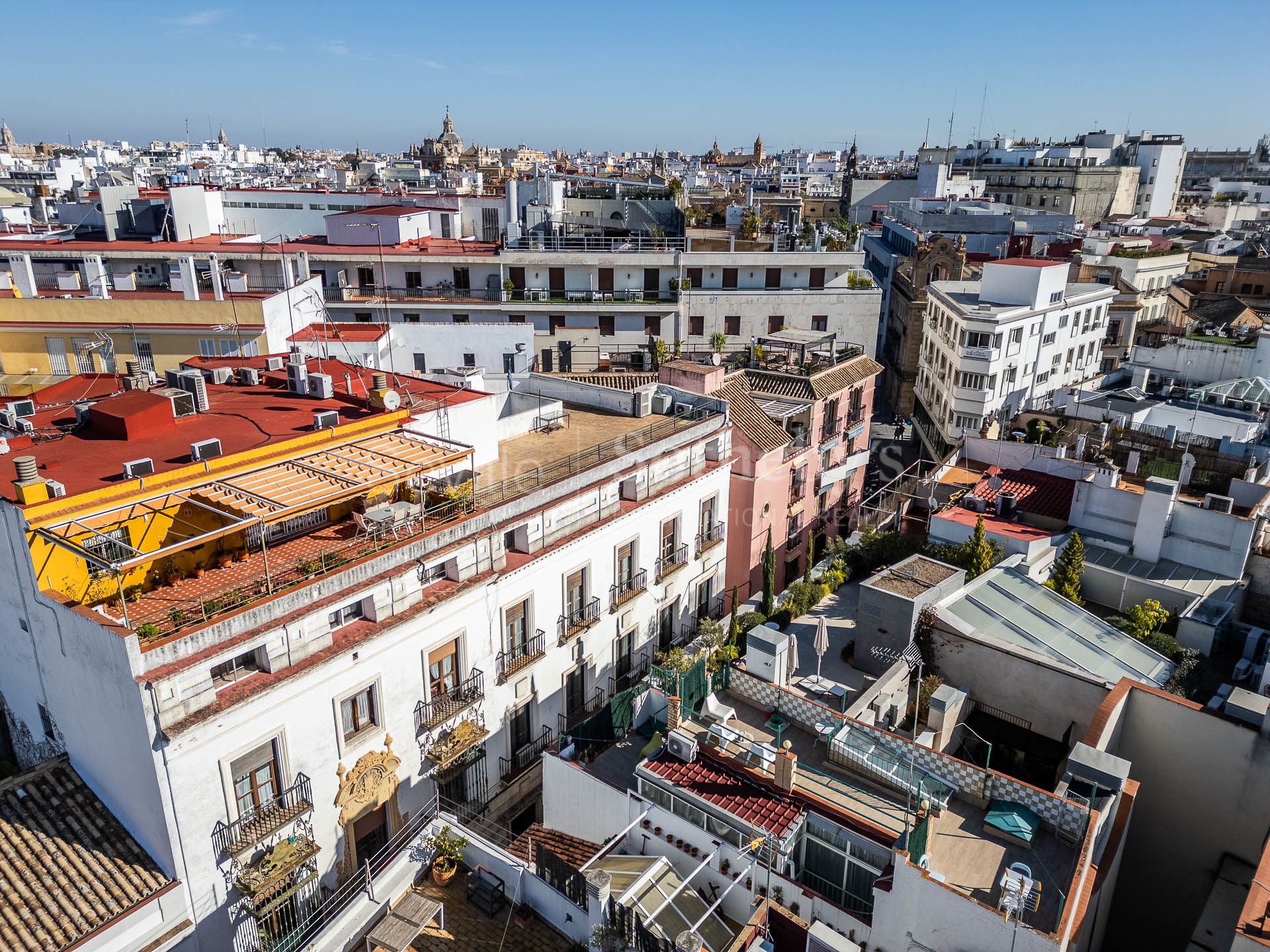 Inmueble ubicado en el centro de Sevilla con destacados balcones orientados a la calle Zaragoza.