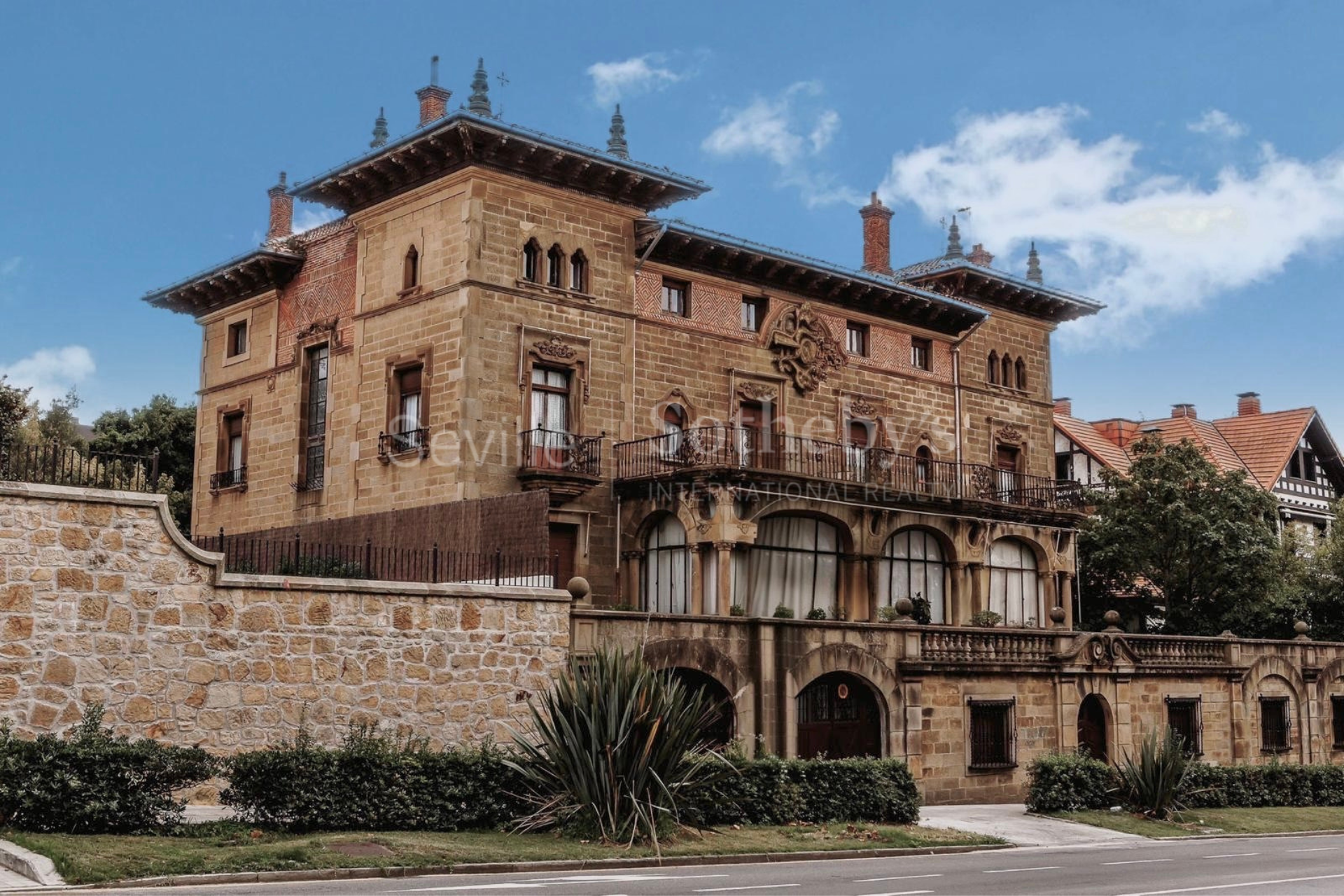 Exclusive ground floor in a 20th century palace