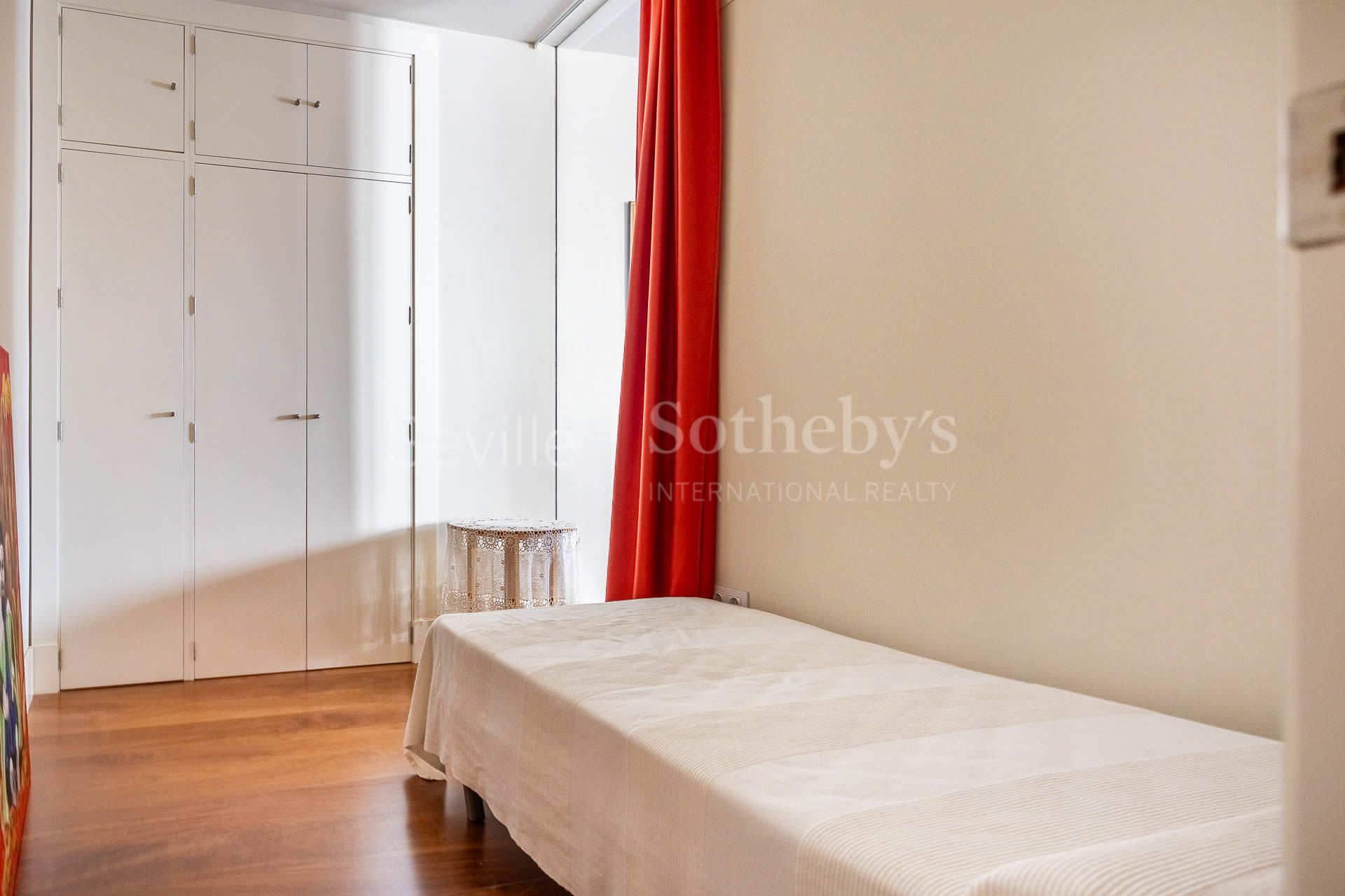 Renovated and bright apartment in Plaza Nueva