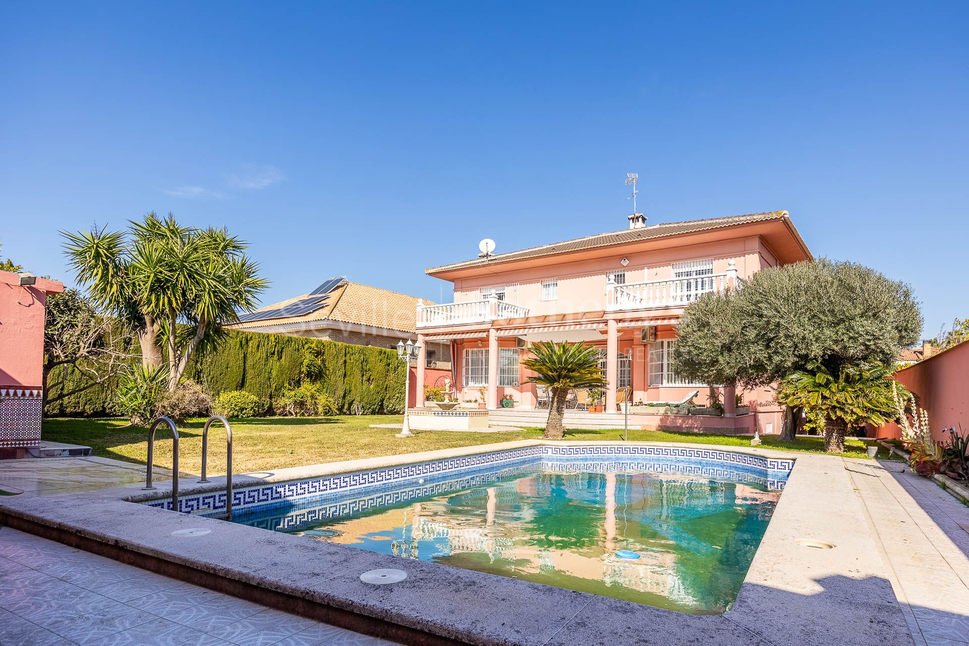 Detached villa with pool and plot of 900 m² in Tomares