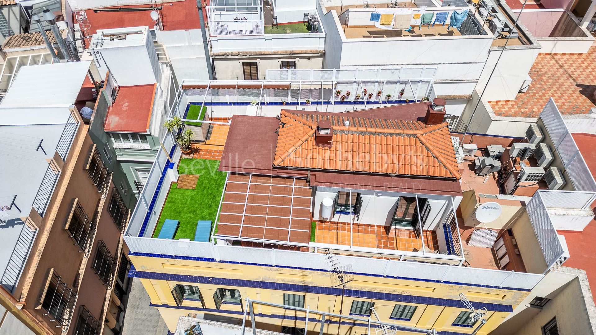 Ático dúplex amueblado con terraza en el centro de la ciudad