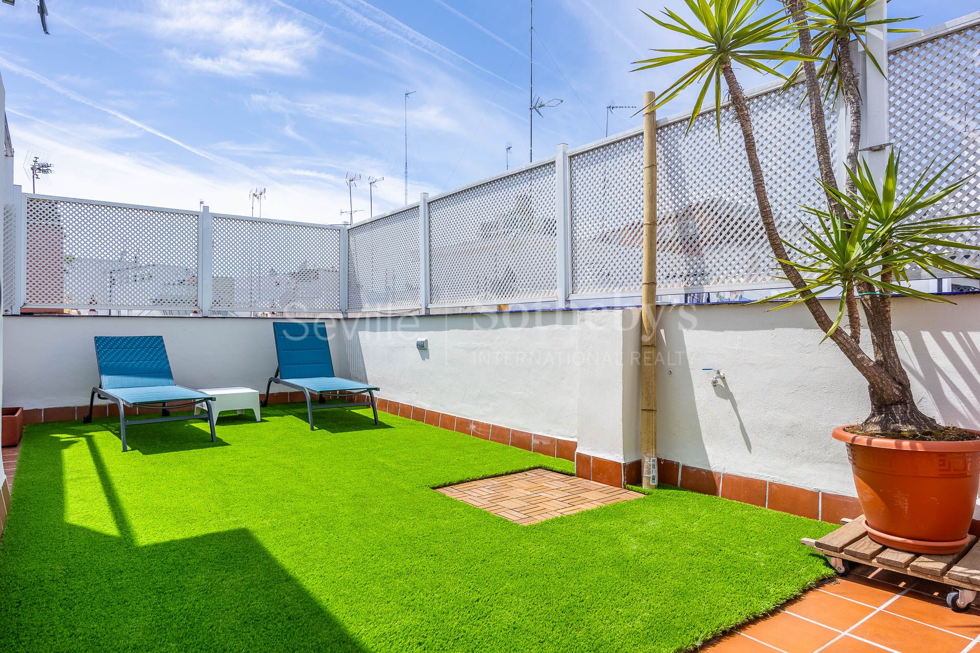 Ático dúplex amueblado con terraza en el centro de la ciudad