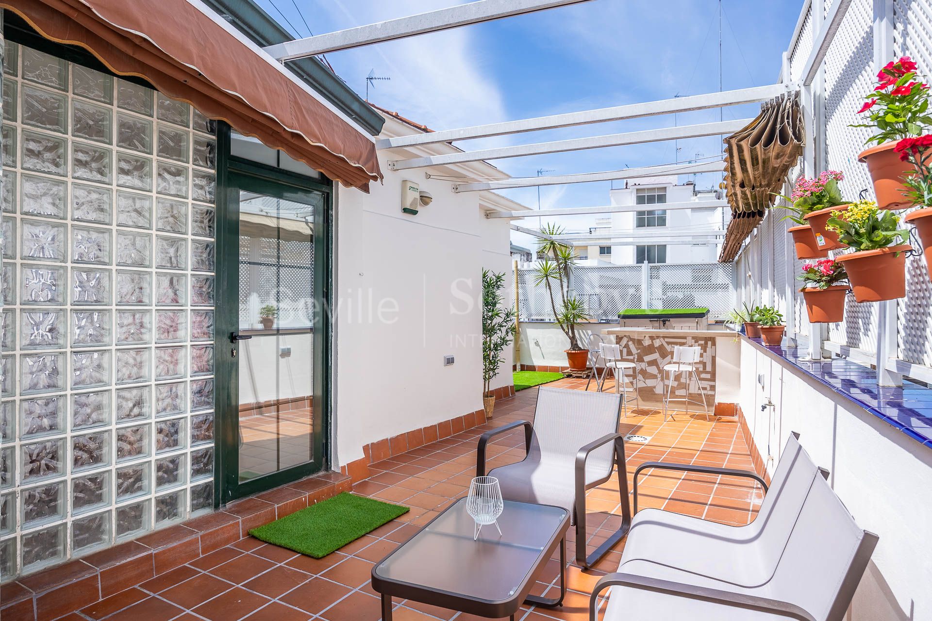 Ático dúplex amueblado con terraza en el centro de la ciudad