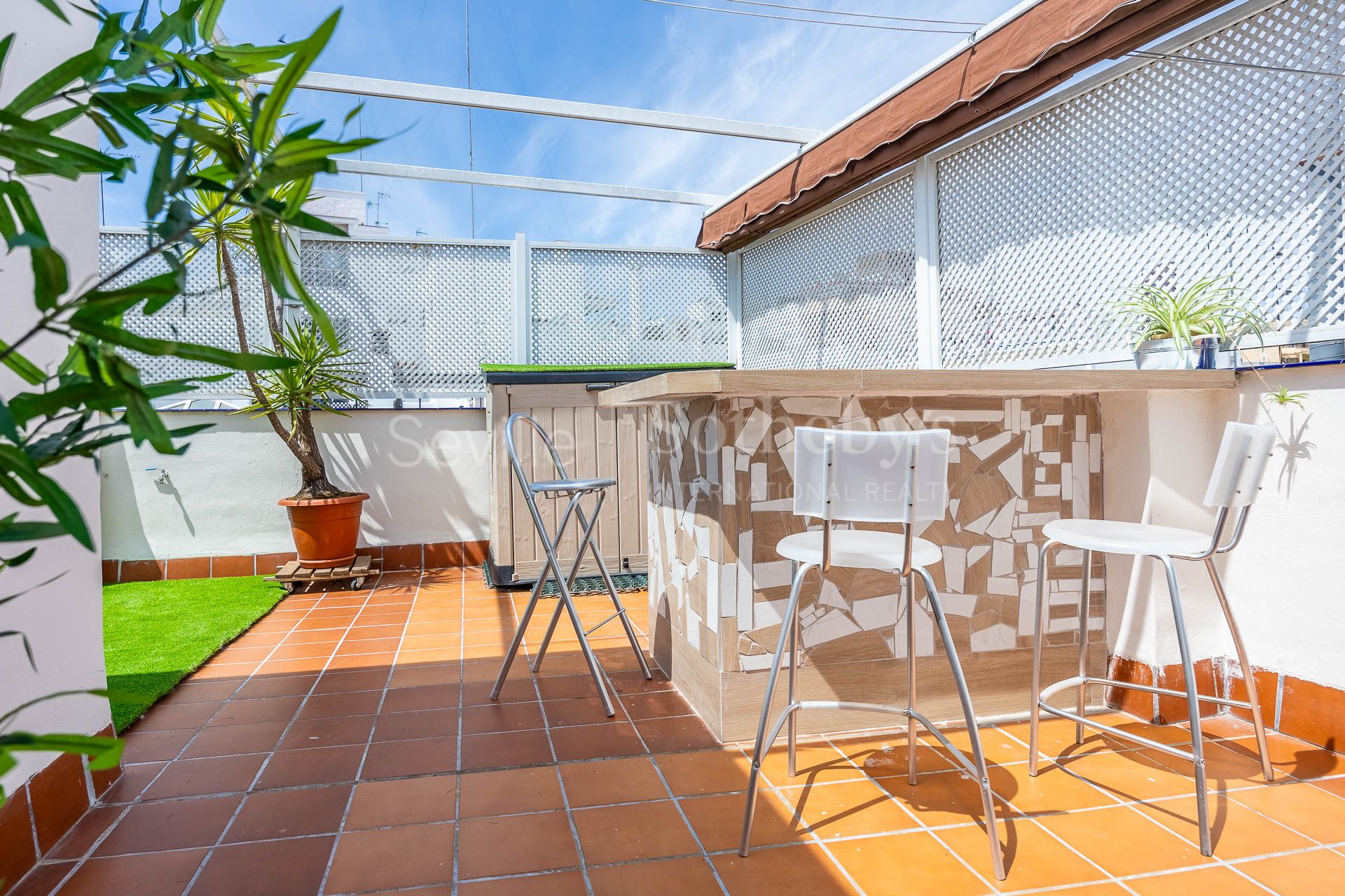 Ático dúplex amueblado con terraza en el centro de la ciudad