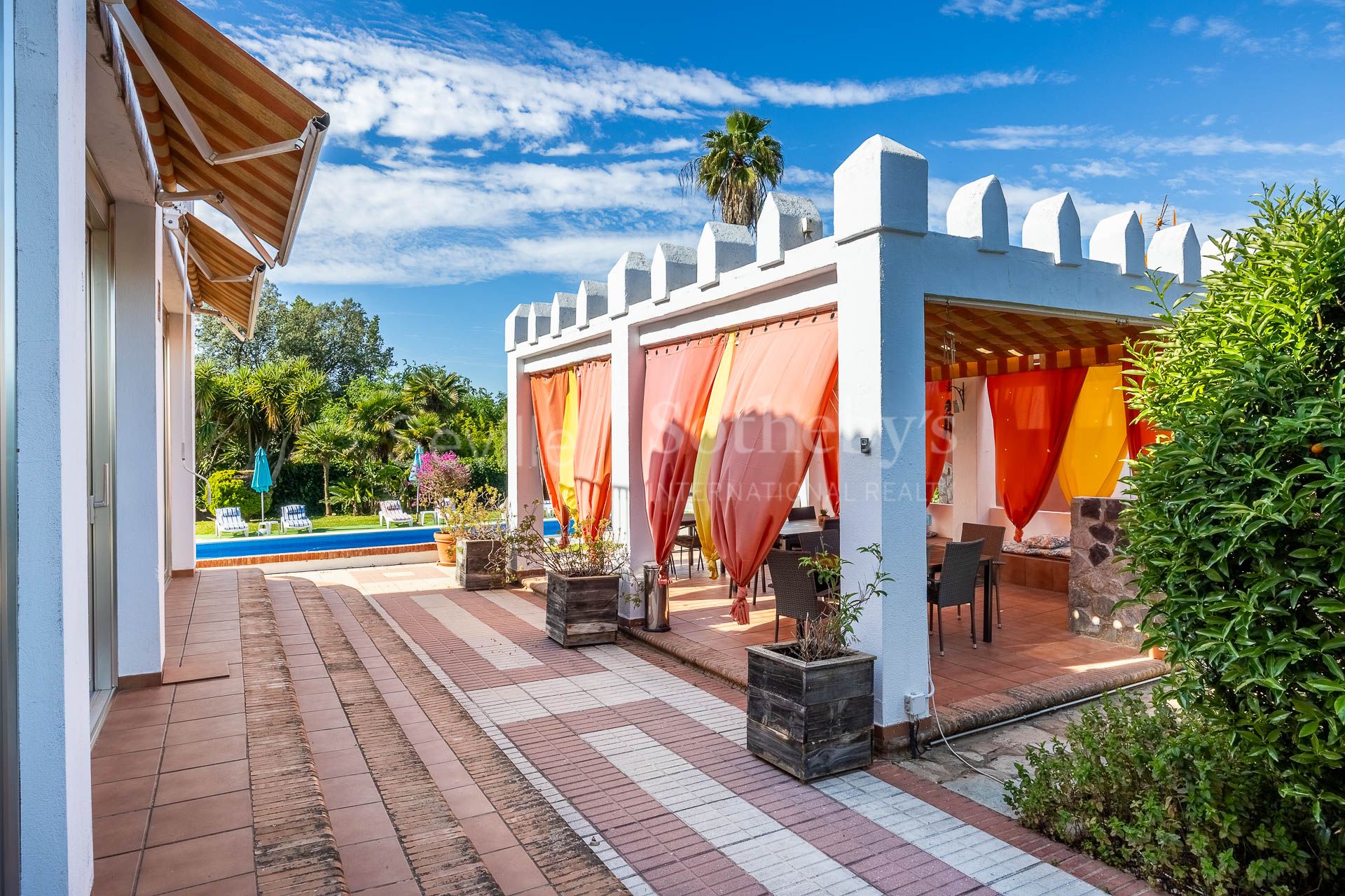 Propiedad con piscina y suites en El Capricho, Espartinas