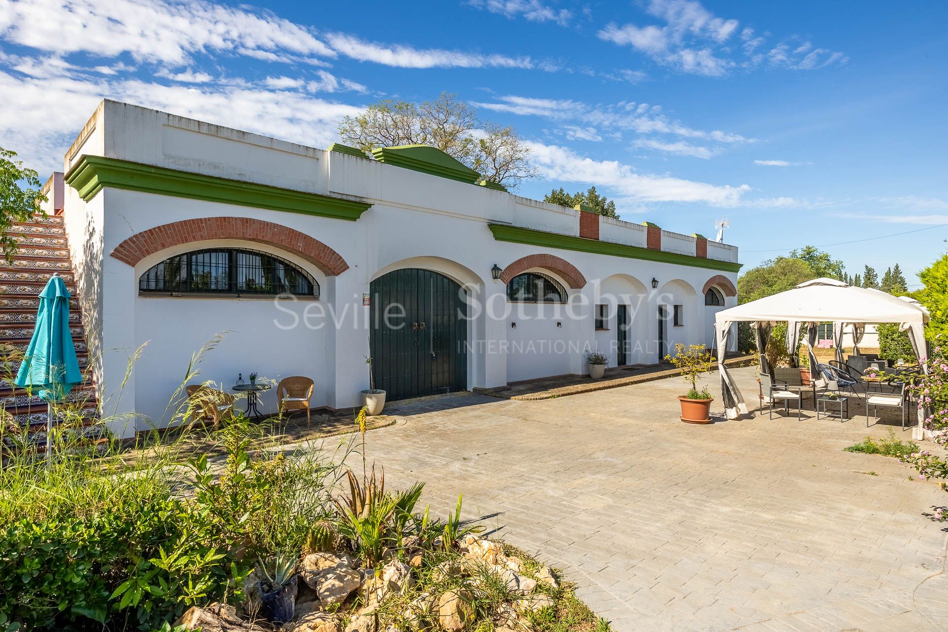 Rural Estate with Main House and Guest Suites