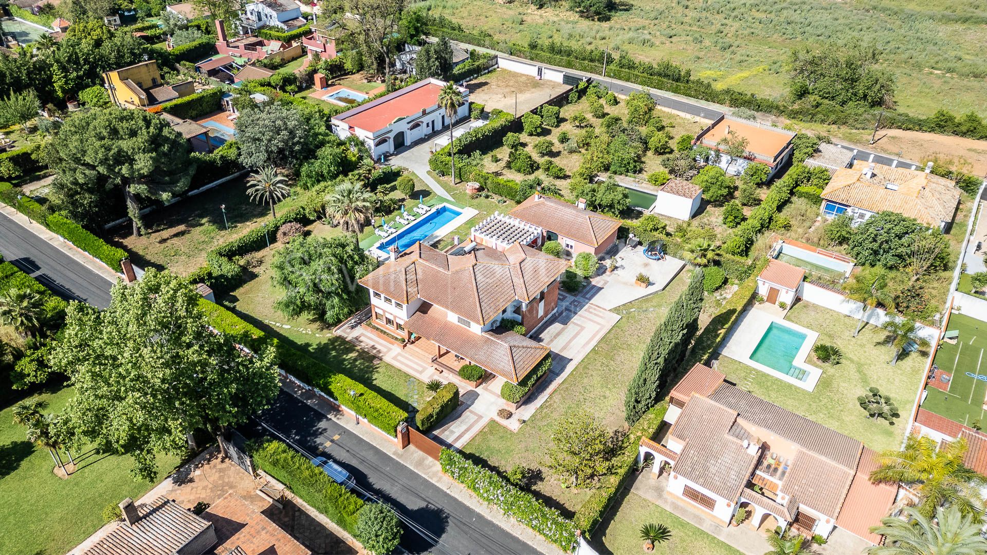 Propiedad con piscina y suites en El Capricho, Espartinas