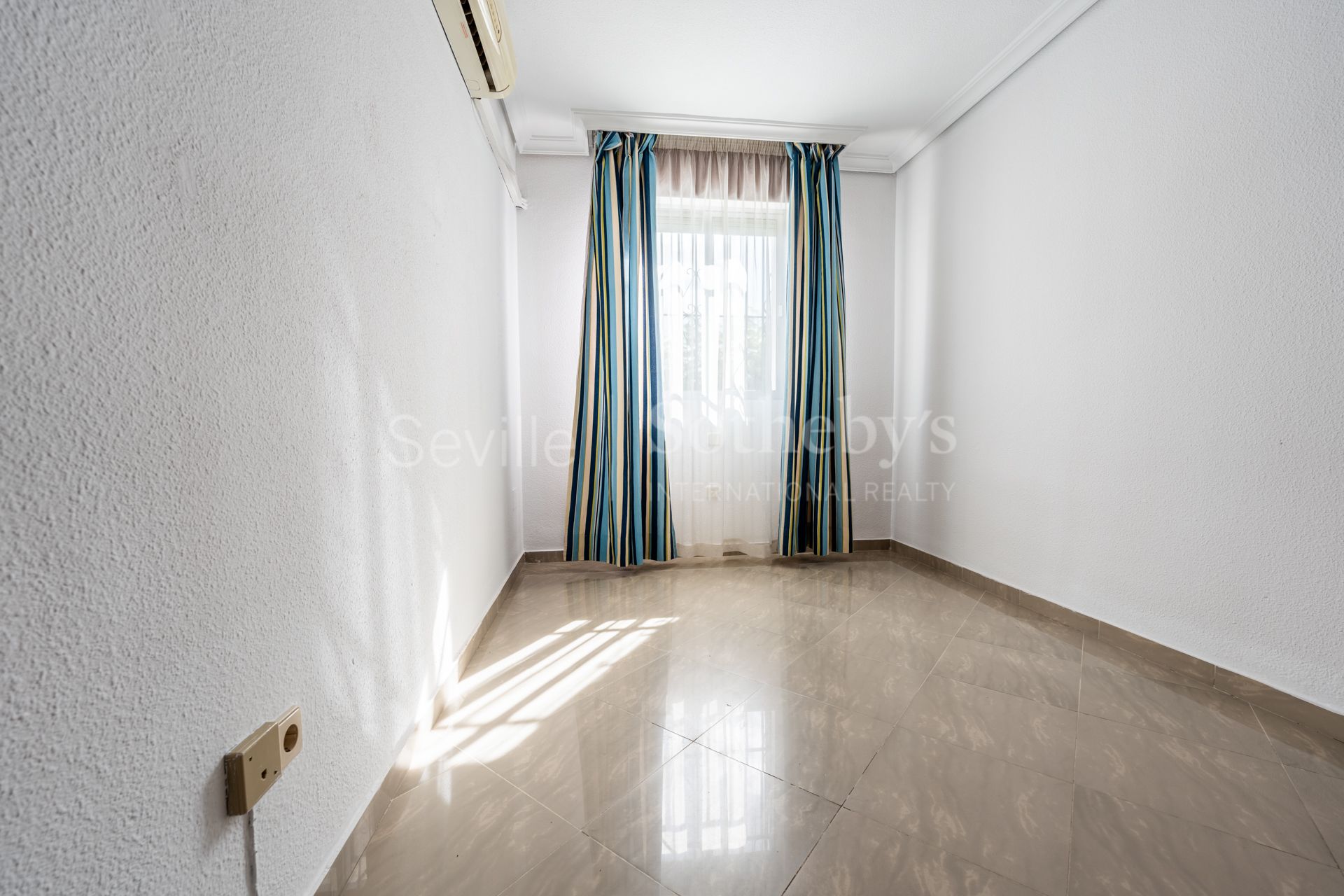 Casa adosada en residencial Cavaleri