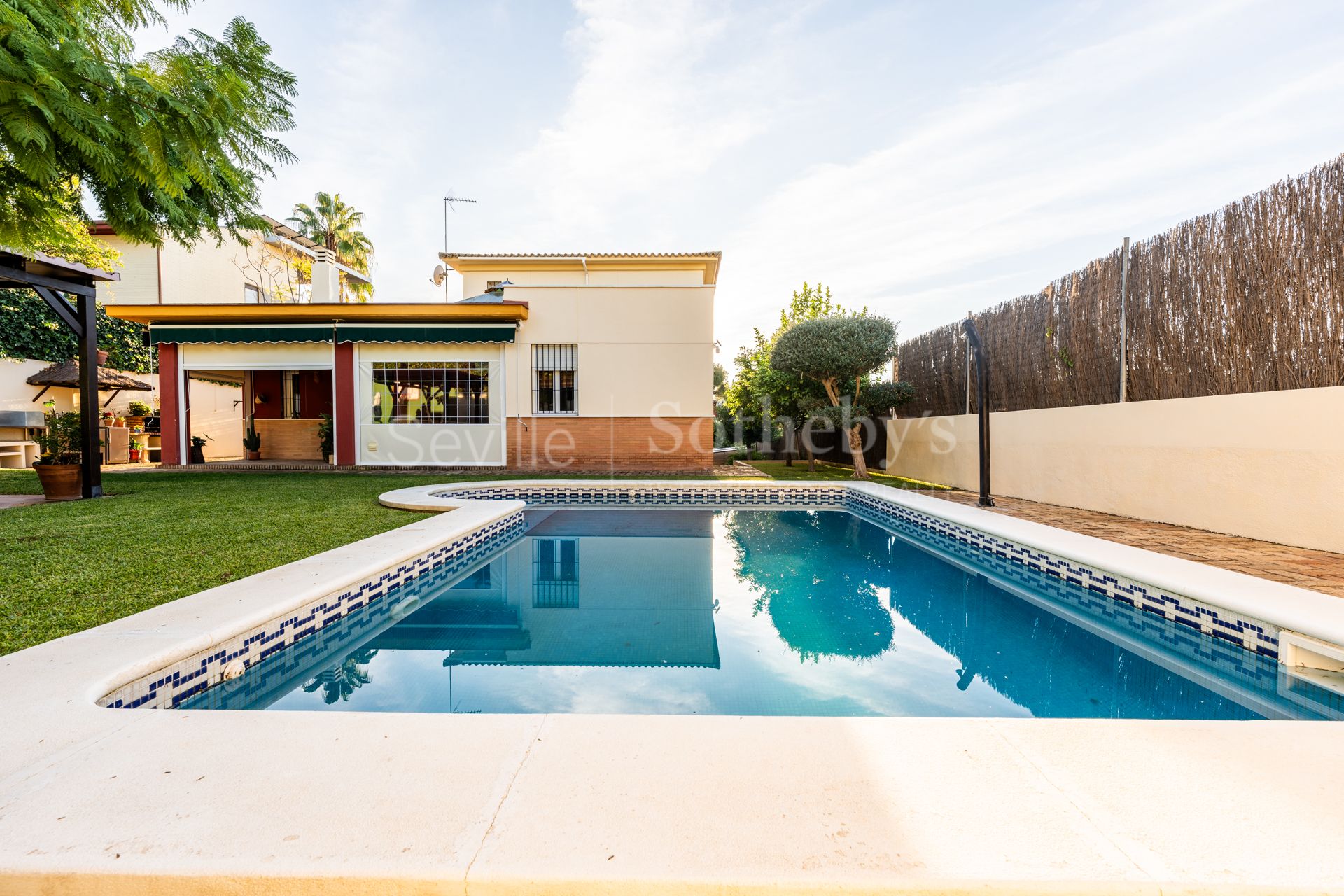 Independent house in gated community Cerros de Montequinto.