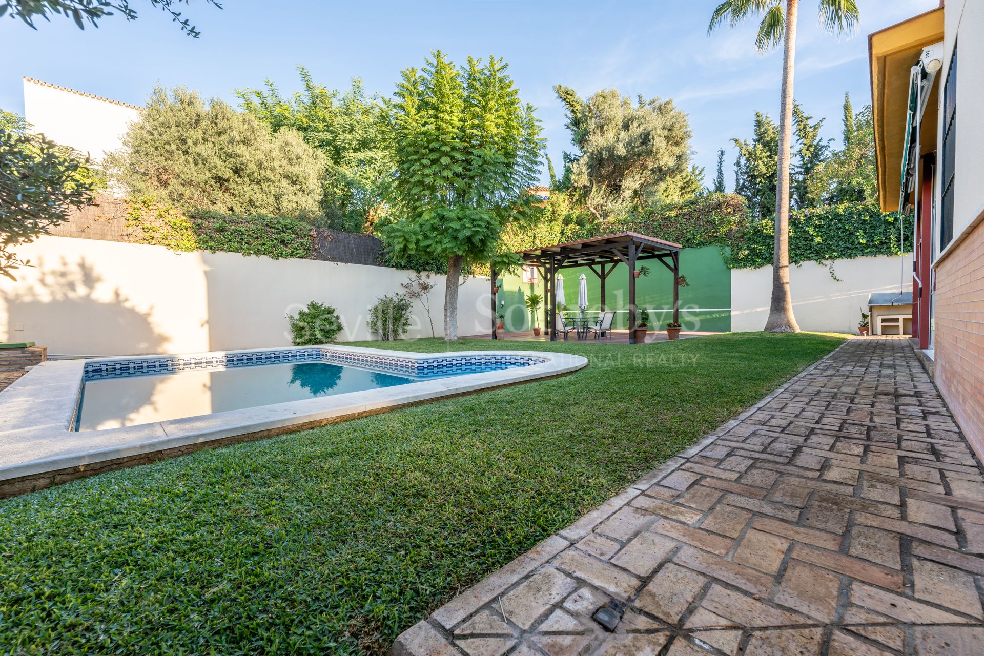Independent house in gated community Cerros de Montequinto.