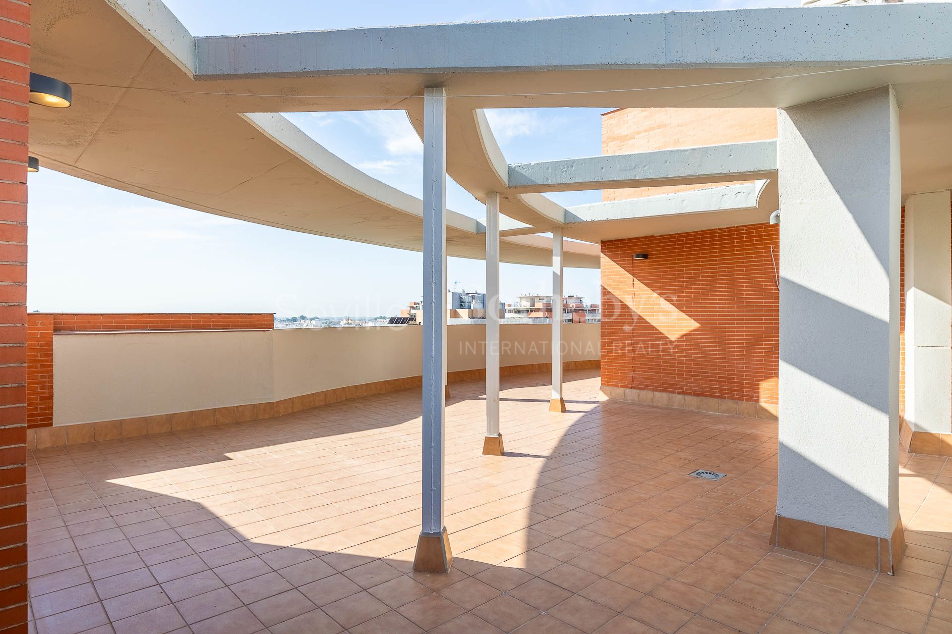 Ático con terraza de 150 m² en Jardines de Hércules