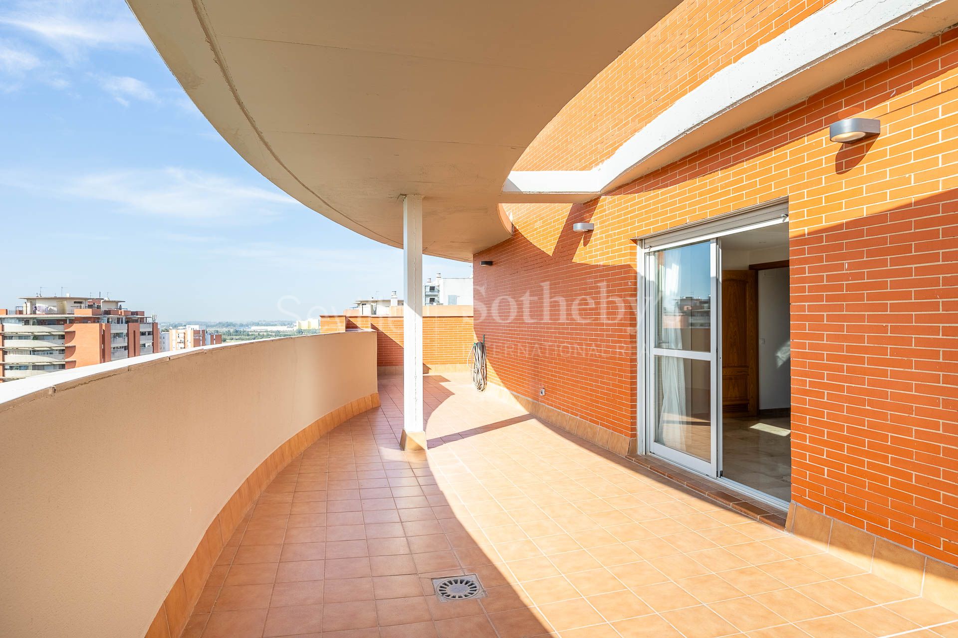 Ático con terraza de 150 m² en Jardines de Hércules
