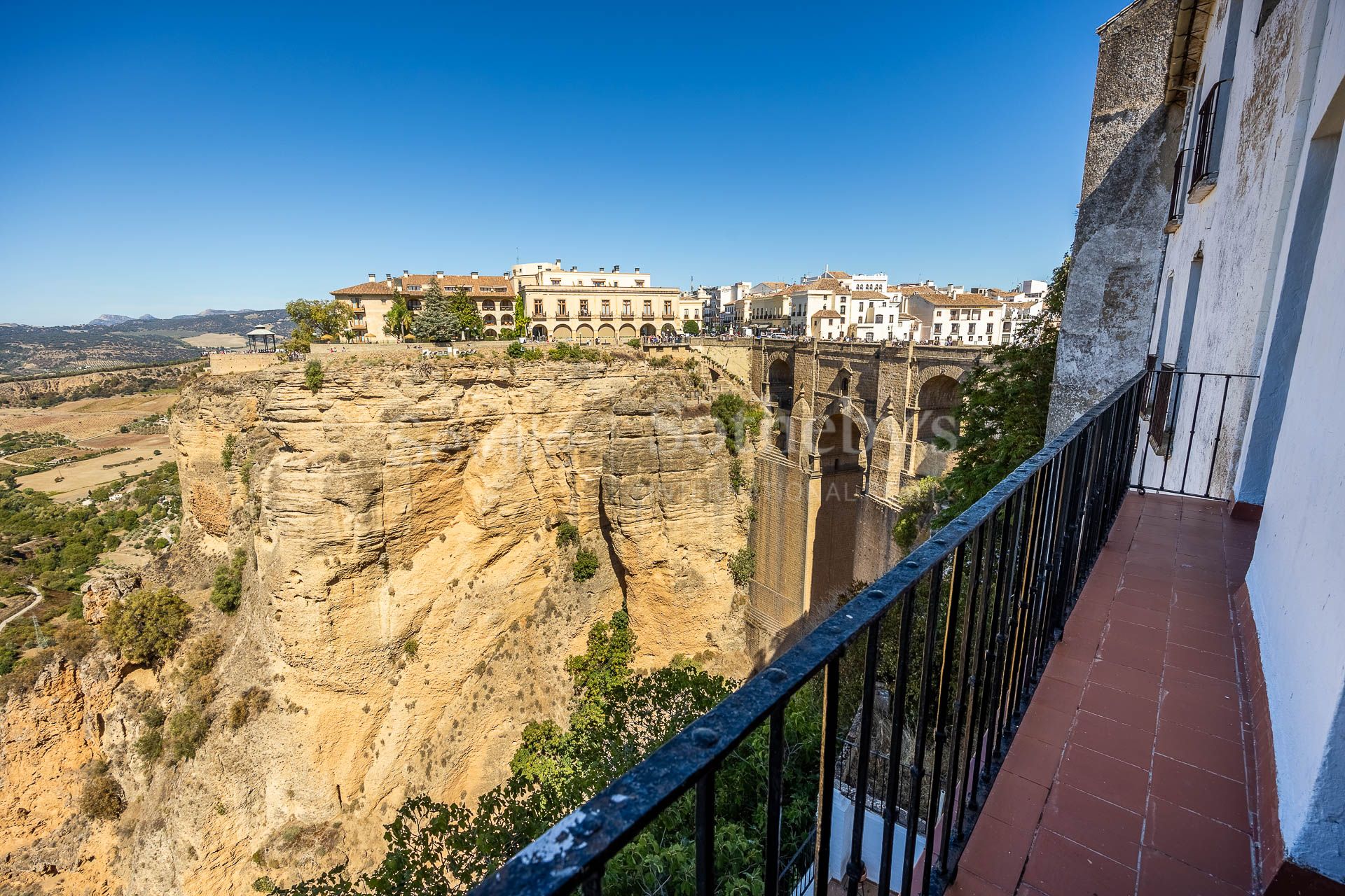 Four-story house in the historic centre of Ronda with impressive views