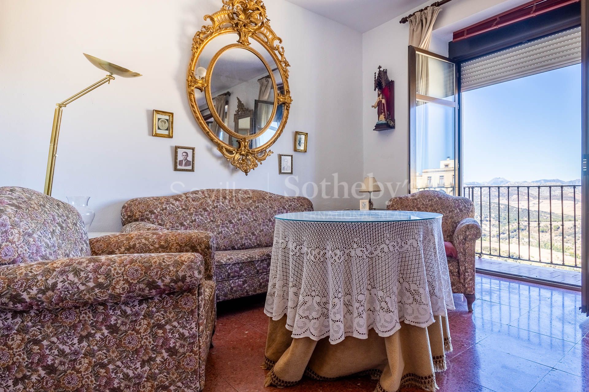 Four-story house in the historic centre of Ronda with impressive views