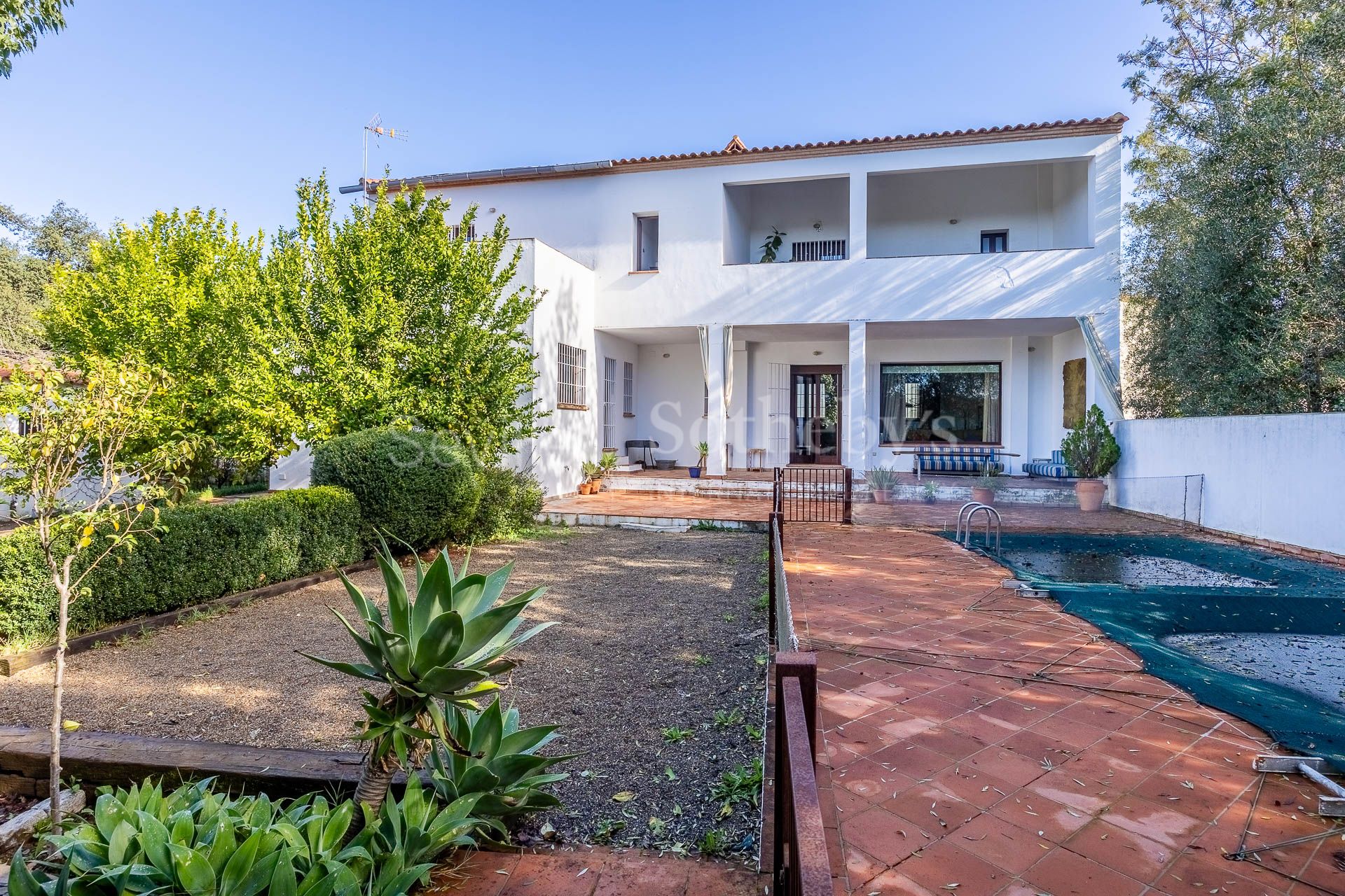 Casa con piscina y jardín en La Corte.